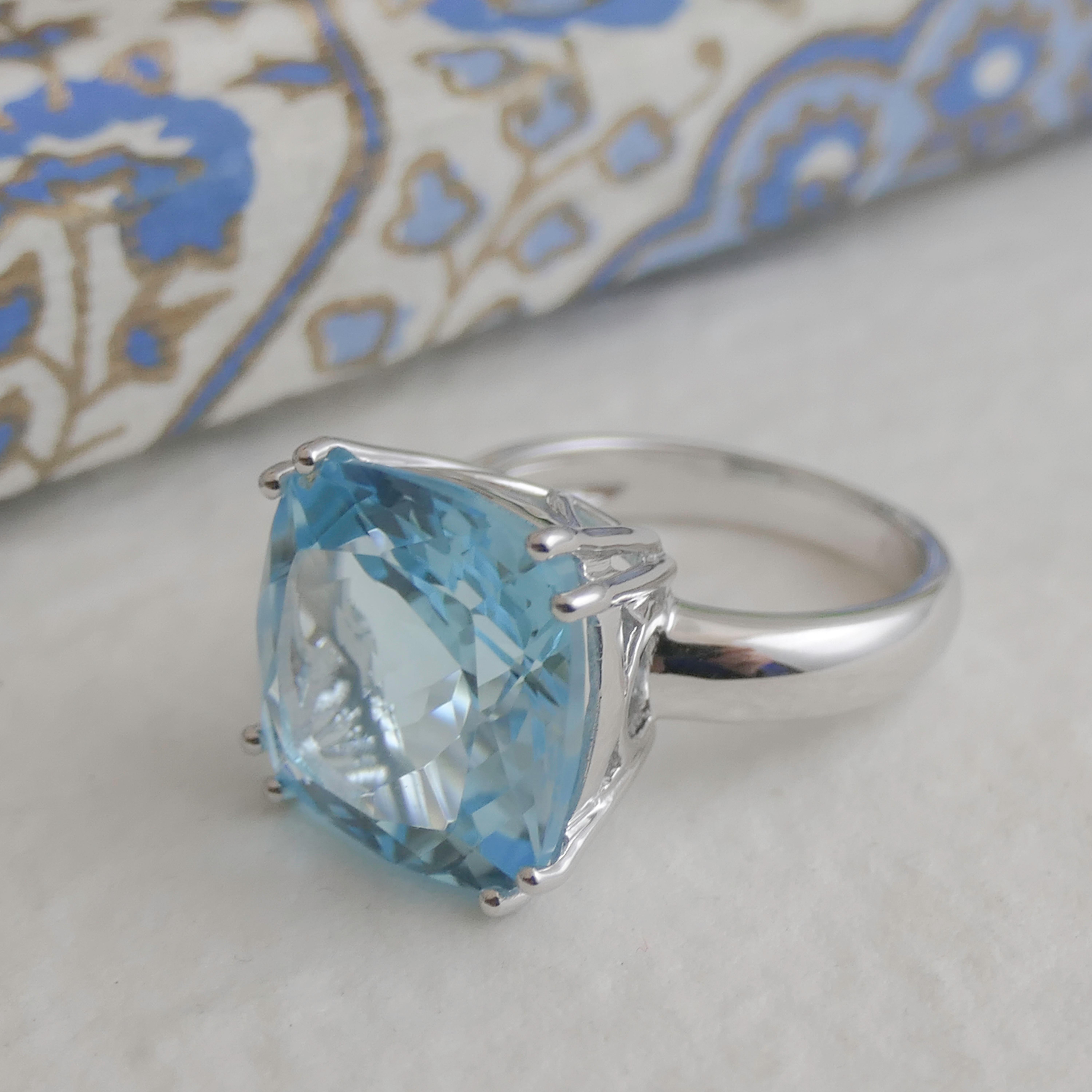 14 mm   Anello da cocktail in argento massiccio con topazio blu in vendita 1