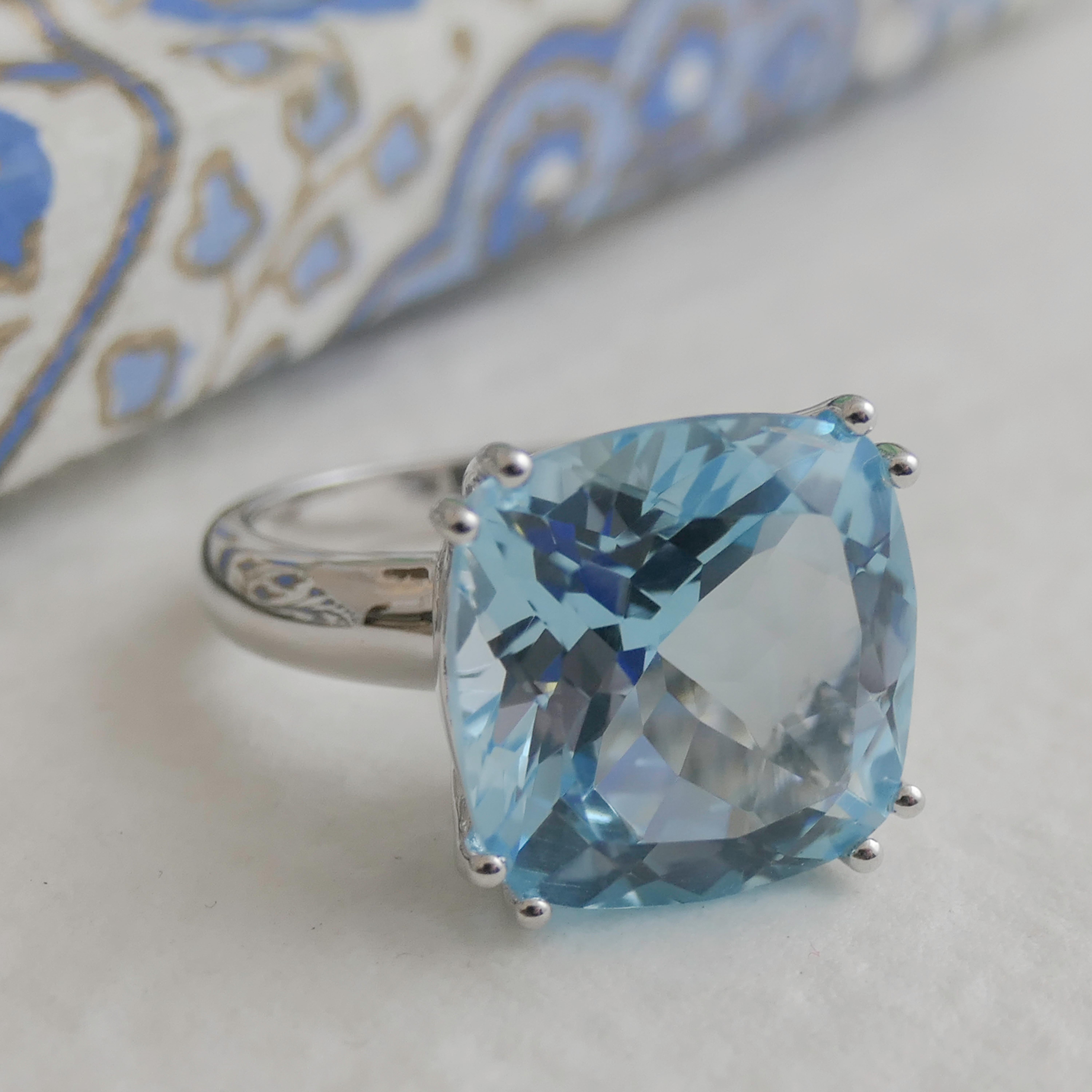 14 mm   Anello da cocktail in argento massiccio con topazio blu in vendita 2