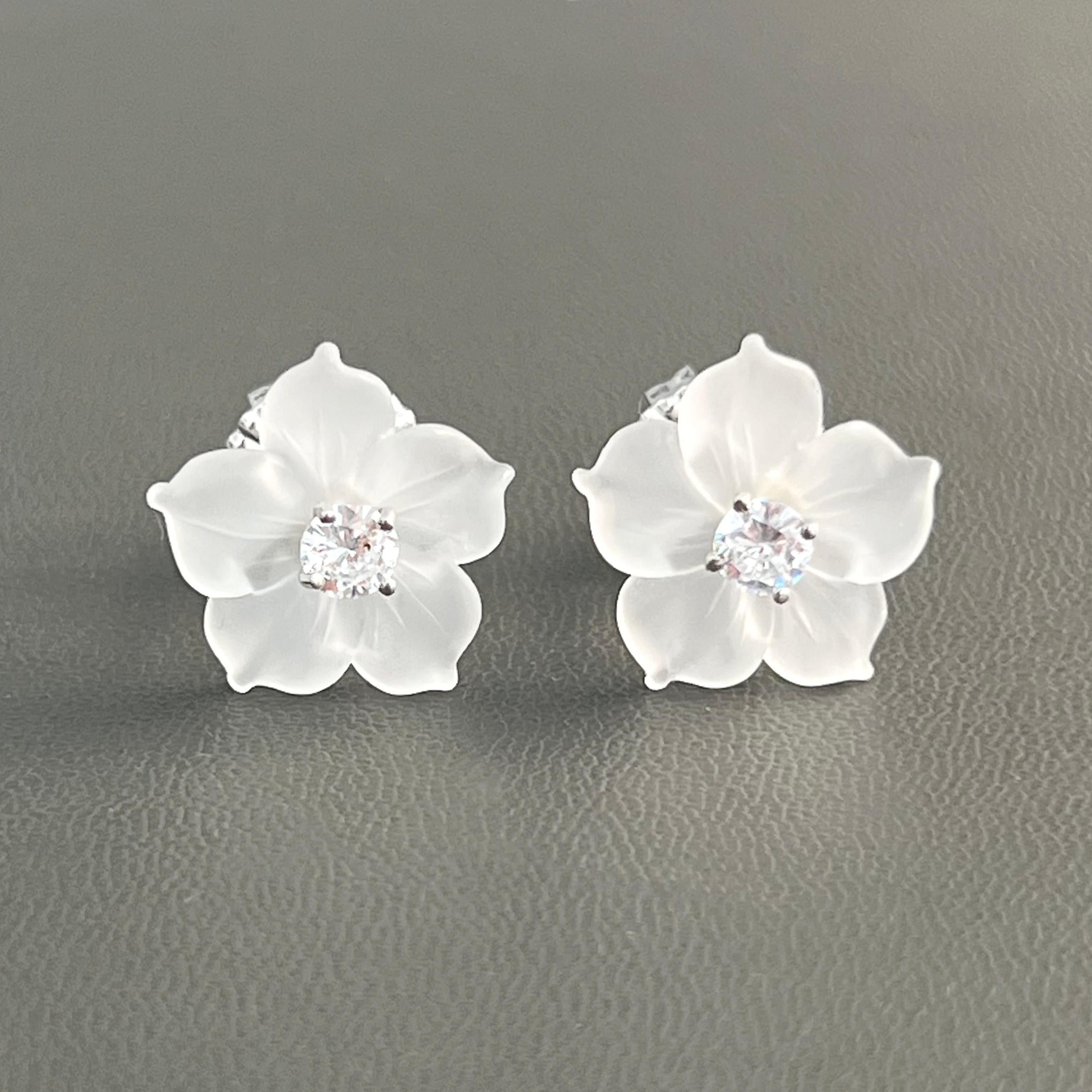 Elegant 14mm Carved Frosted Quartz Flower Sterling Silver Earrings

This earrings features 14mm frosted quartz carved into beautiful three dimension flower, adorned with round simulated diamond (1/2 carat size), handset in platinum  rhodium plated