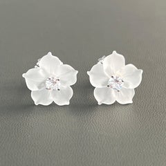 14 mm Ohrringe aus geschnitztem mattiertem Quarz mit Blumen aus Sterlingsilber