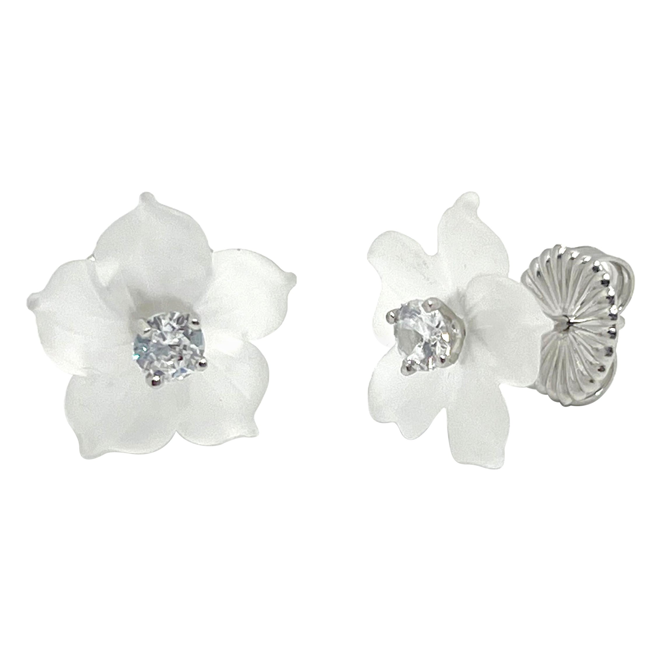 14 mm Ohrringe aus geschnitztem mattiertem Quarz mit Blumen aus Sterlingsilber