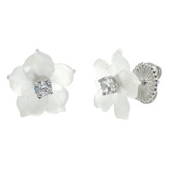14 mm Ohrringe aus geschnitztem mattiertem Quarz mit Blumen aus Sterlingsilber