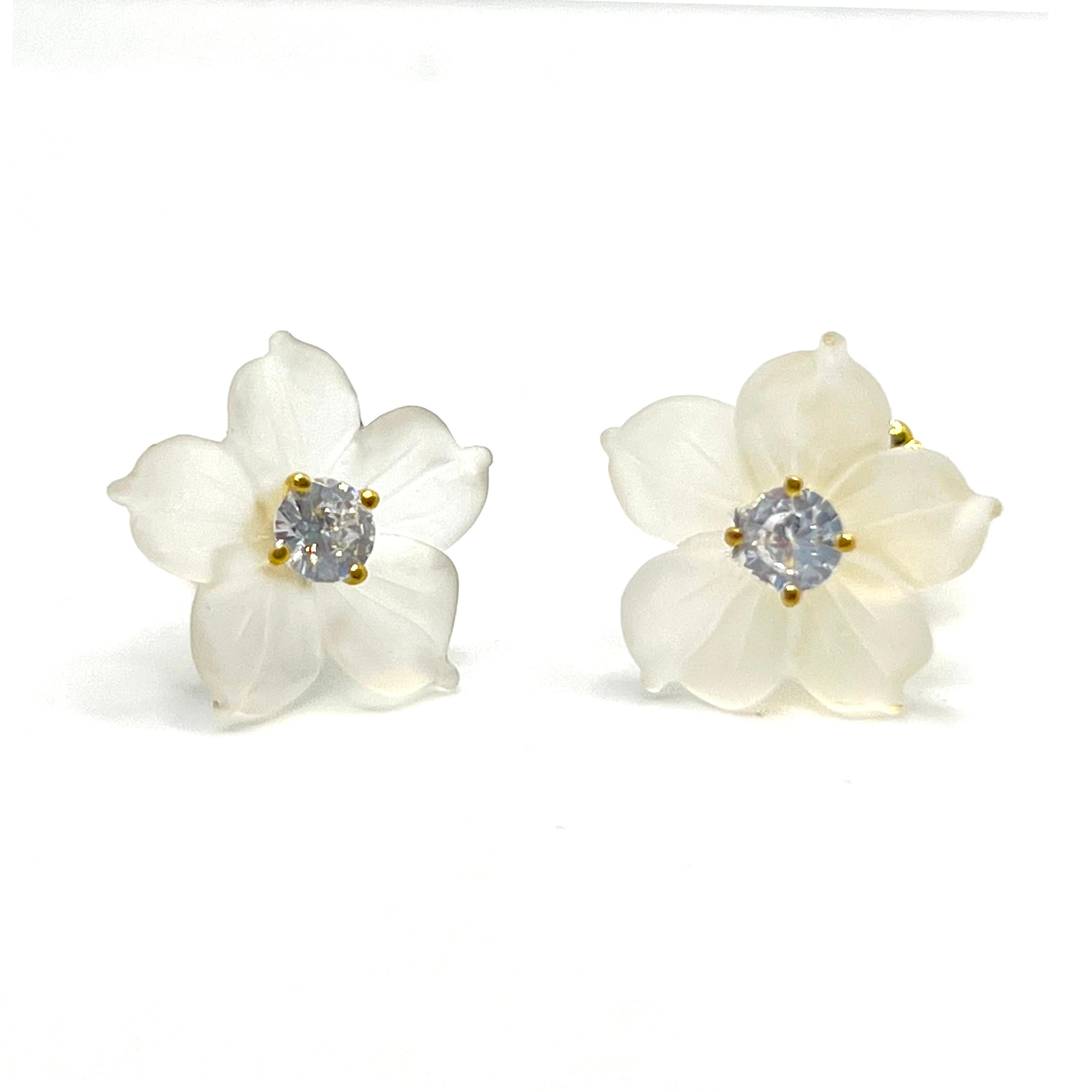 Elegant 14mm Carved Frosted Quartz Flower Earrings

This earrings features 14mm frosted quartz carved into beautiful three dimension flower, adorned with round simulated diamond (1/2 carat size), handset in 18k yellow gold vermeil over sterling