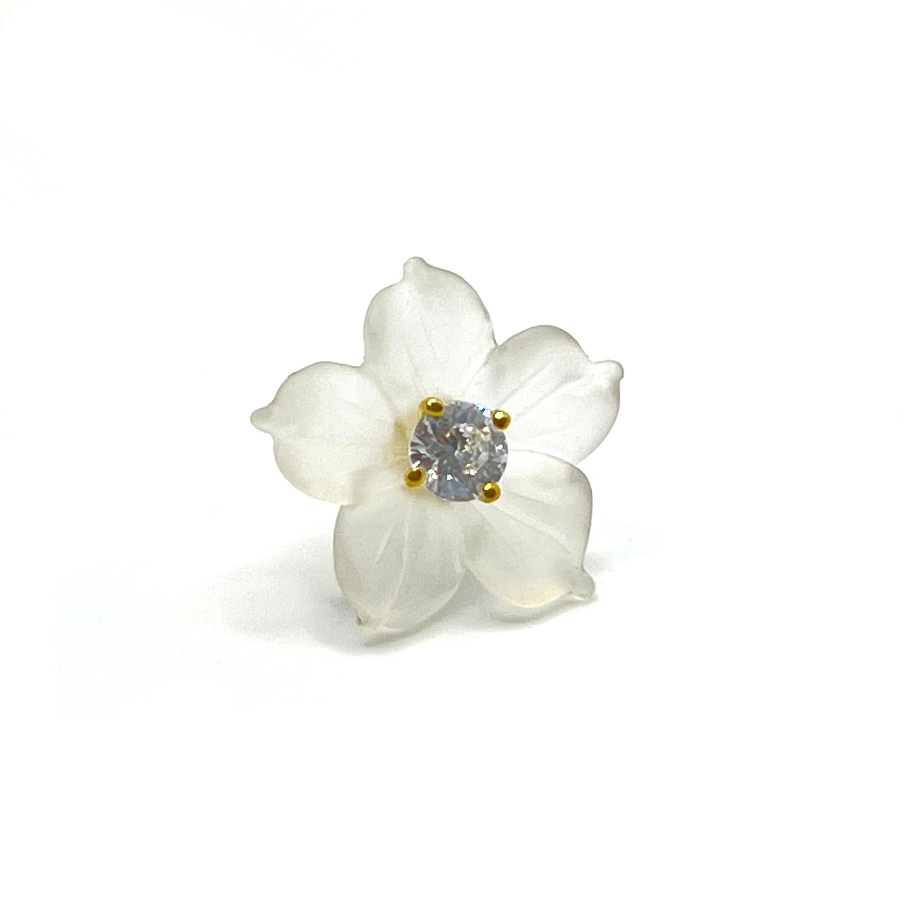 14 mm geschnitzte Vermeil-Ohrringe aus mattiertem Quarz mit Blume (Gemischter Schliff) im Angebot
