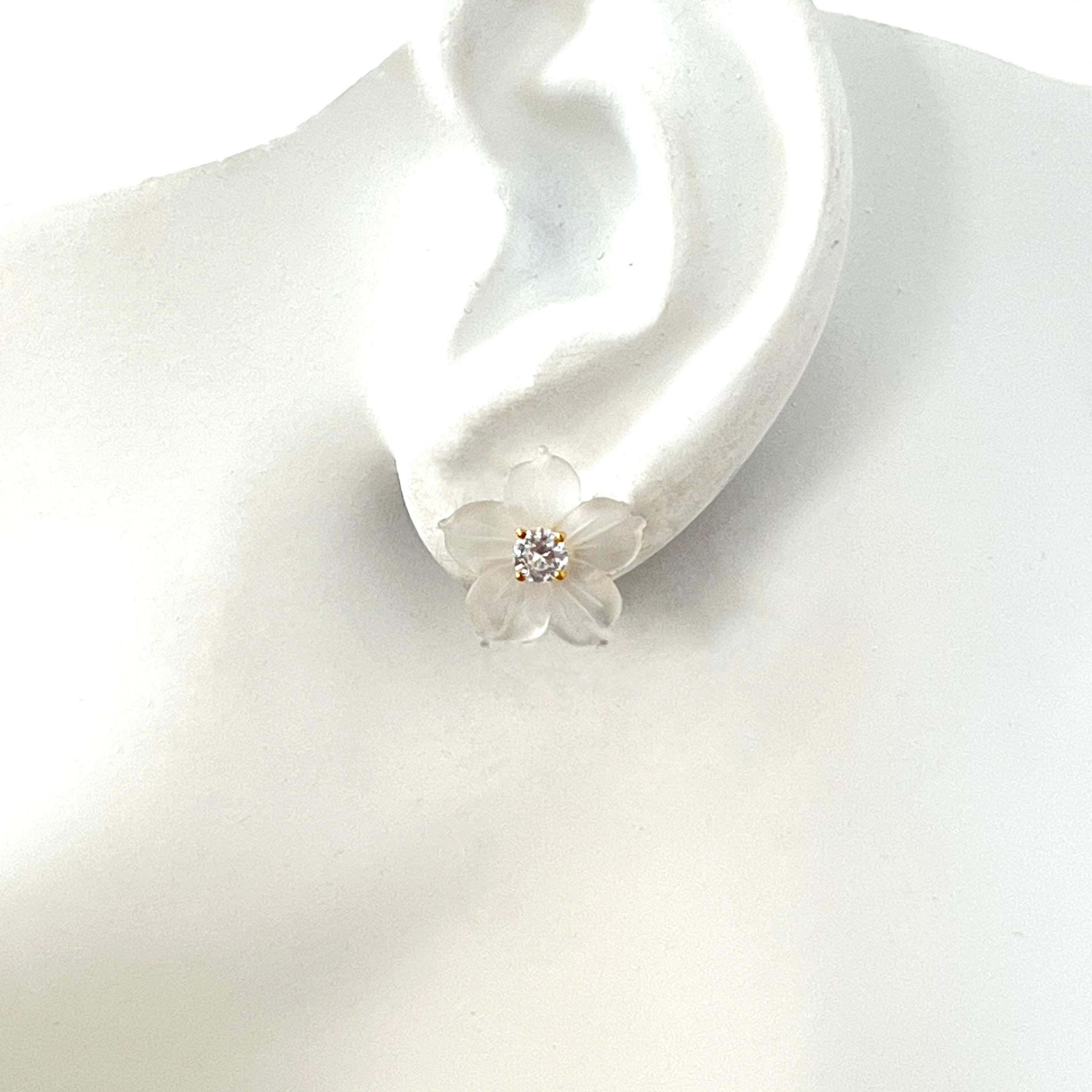 14 mm geschnitzte Vermeil-Ohrringe aus mattiertem Quarz mit Blume Damen im Angebot
