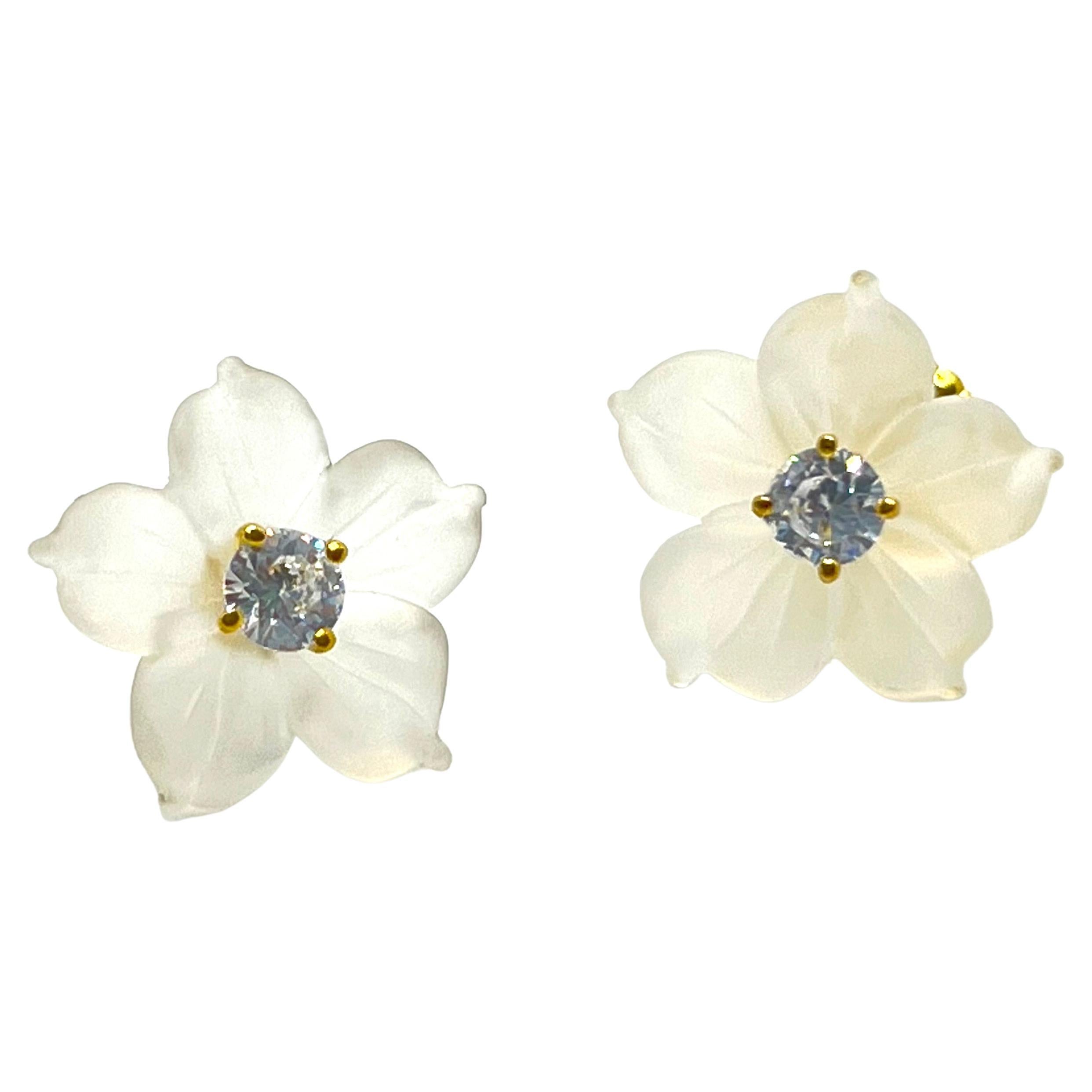 14 mm geschnitzte Vermeil-Ohrringe aus mattiertem Quarz mit Blume im Angebot