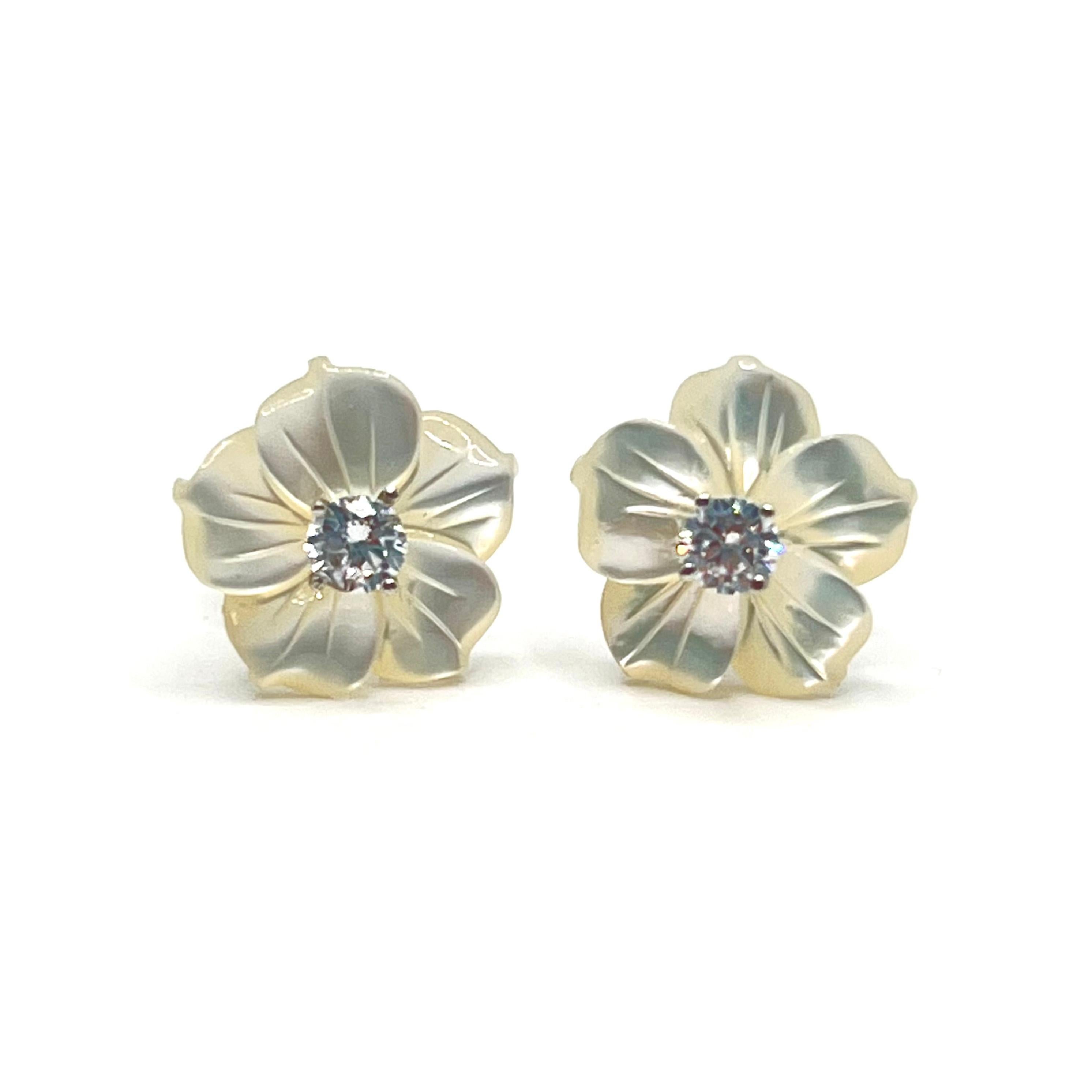Elegante 14mm geschnitzte Perlmutt Blume Vermeil Ohrringe

Diese Ohrringe verfügt über 2 Stücke von 14mm Perlmutt in schöne dreidimensionale Blume geschnitzt, mit runden simulierten Diamanten cz geschmückt, handset in 18k Gelbgold Vermeil über