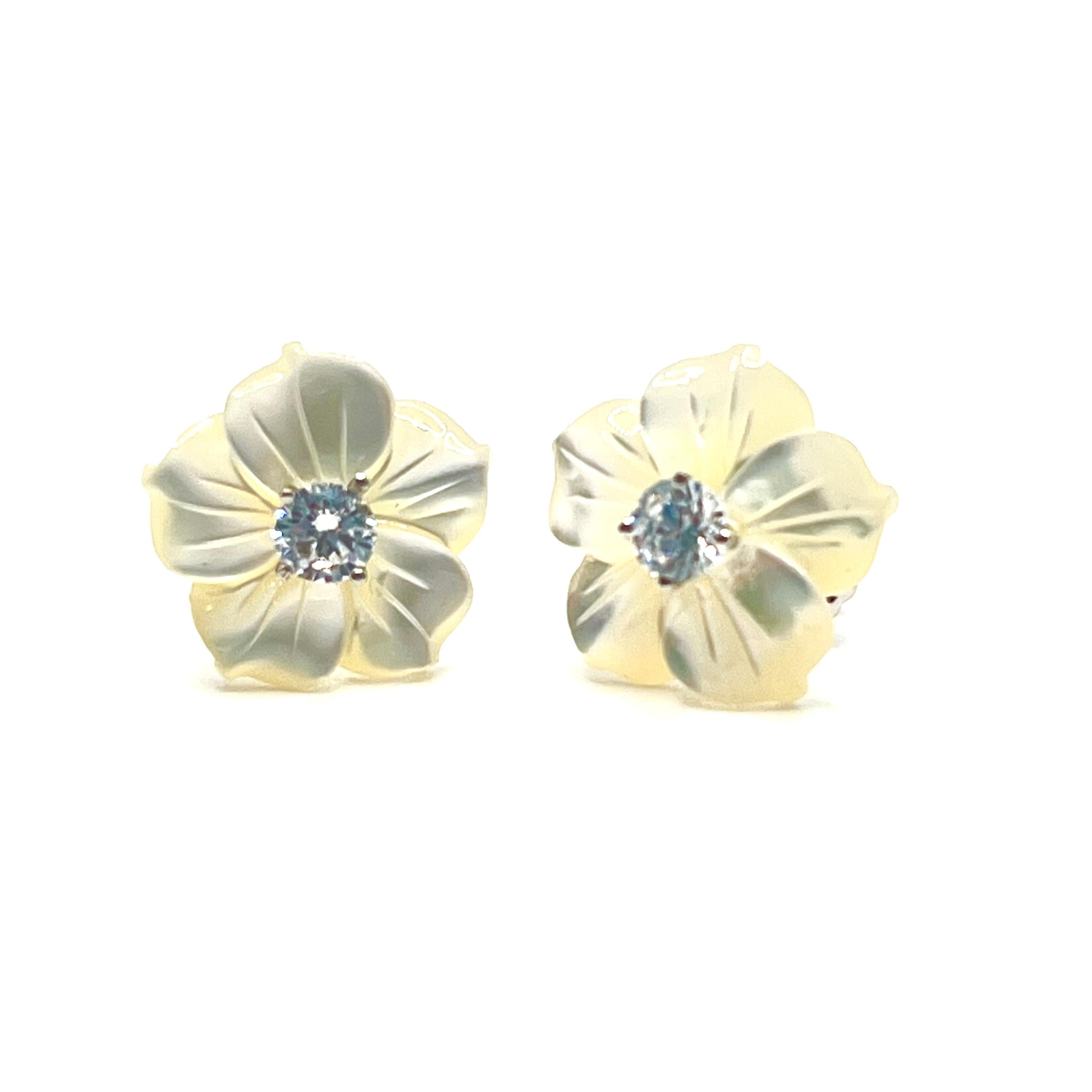 14 mm geschnitzte Perlmutt-Blumen-Vermeil-Ohrringe (Zeitgenössisch) im Angebot