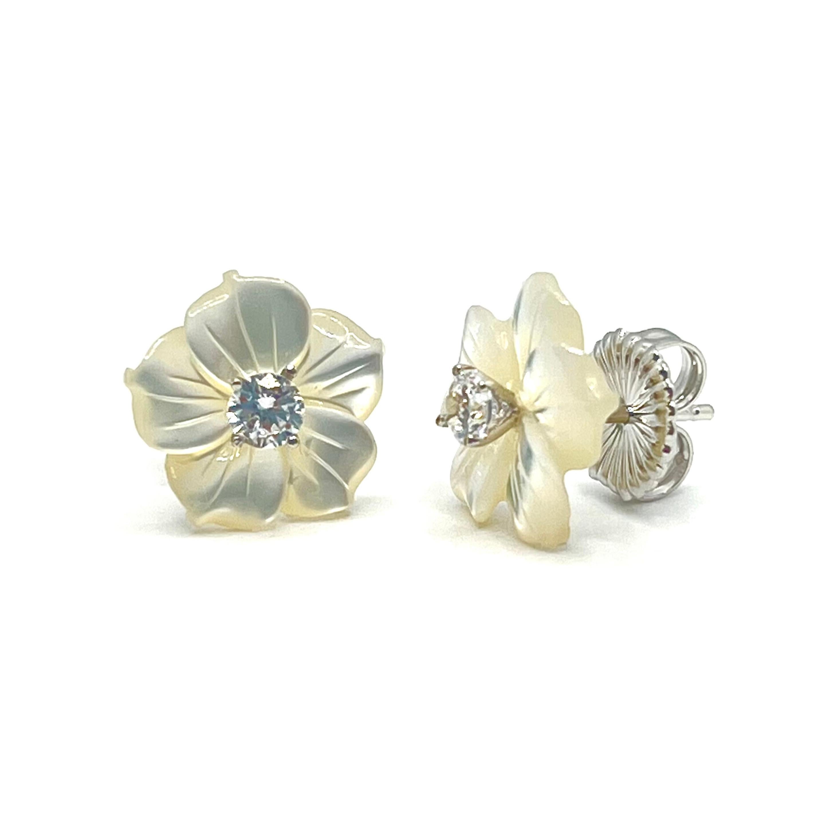 14 mm geschnitzte Perlmutt-Blumen-Vermeil-Ohrringe im Zustand „Neu“ im Angebot in Los Angeles, CA