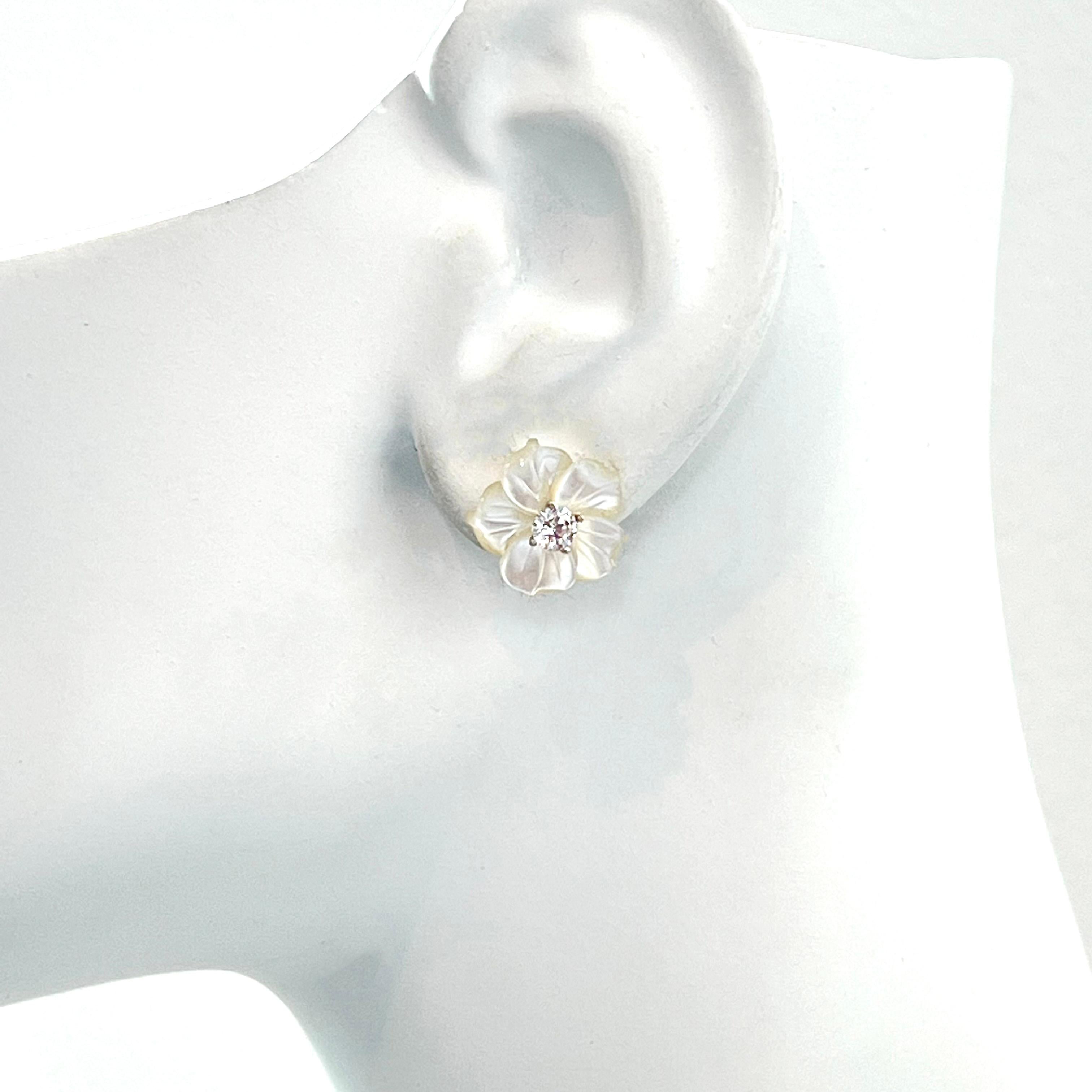 14 mm geschnitzte Perlmutt-Blumen-Vermeil-Ohrringe Damen im Angebot