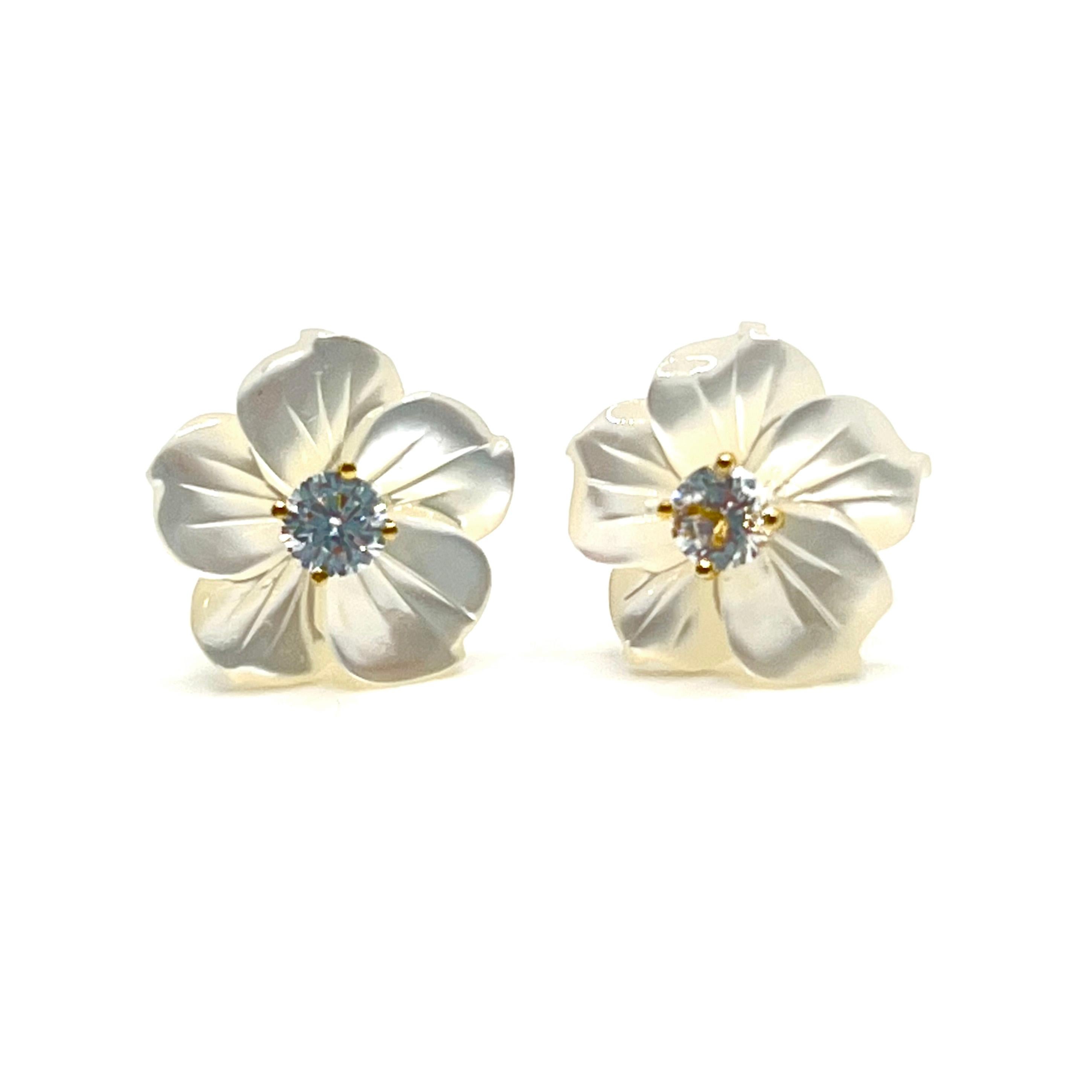 Elegante 14mm geschnitzte Perlmutt Blume Vermeil Ohrringe

Diese Ohrringe verfügt über 2 Stücke von 14mm Perlmutt in schöne dreidimensionale Blume geschnitzt, mit runden simulierten Diamanten cz geschmückt, handset in 18k Gelbgold Vermeil über