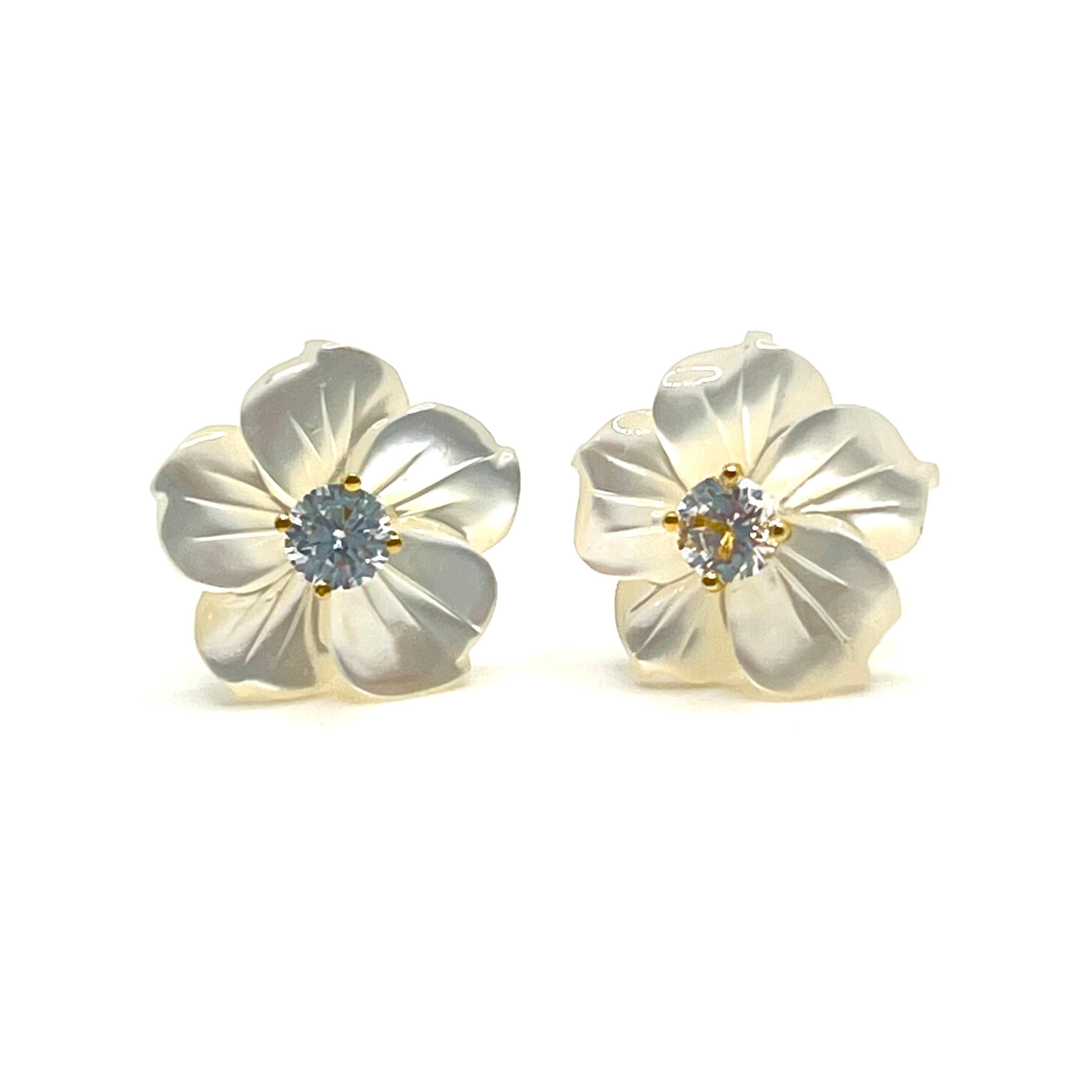 14 mm geschnitzte Perlmutt-Blumen-Vermeil-Ohrringe (Zeitgenössisch) im Angebot