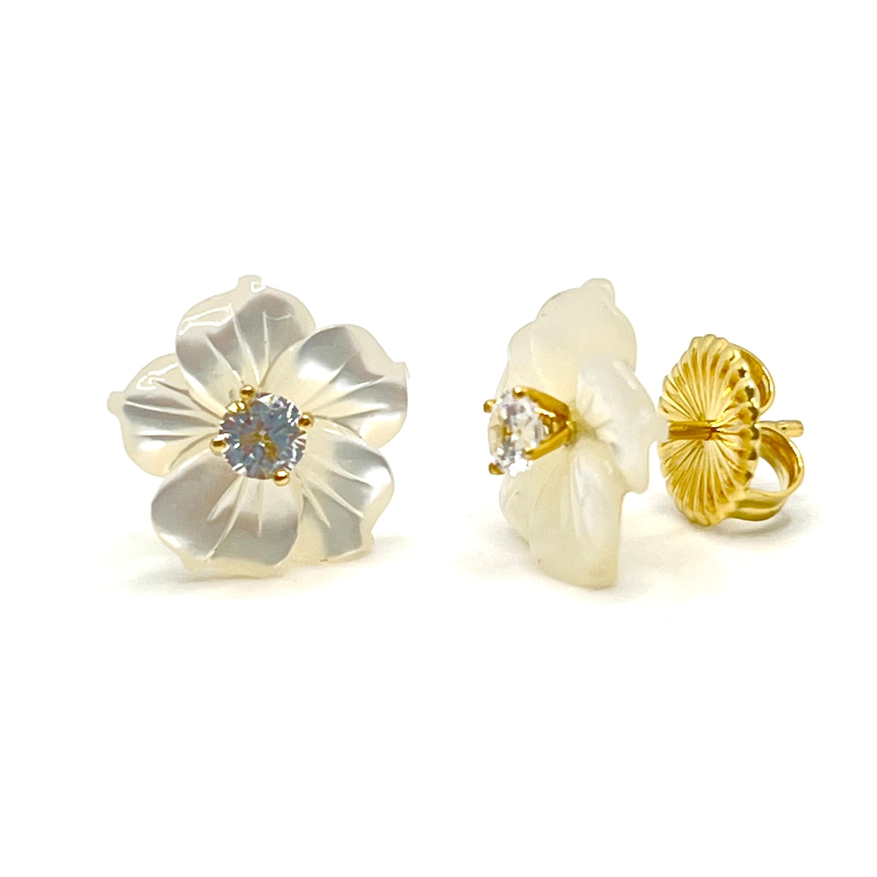 14 mm geschnitzte Perlmutt-Blumen-Vermeil-Ohrringe im Zustand „Neu“ im Angebot in Los Angeles, CA