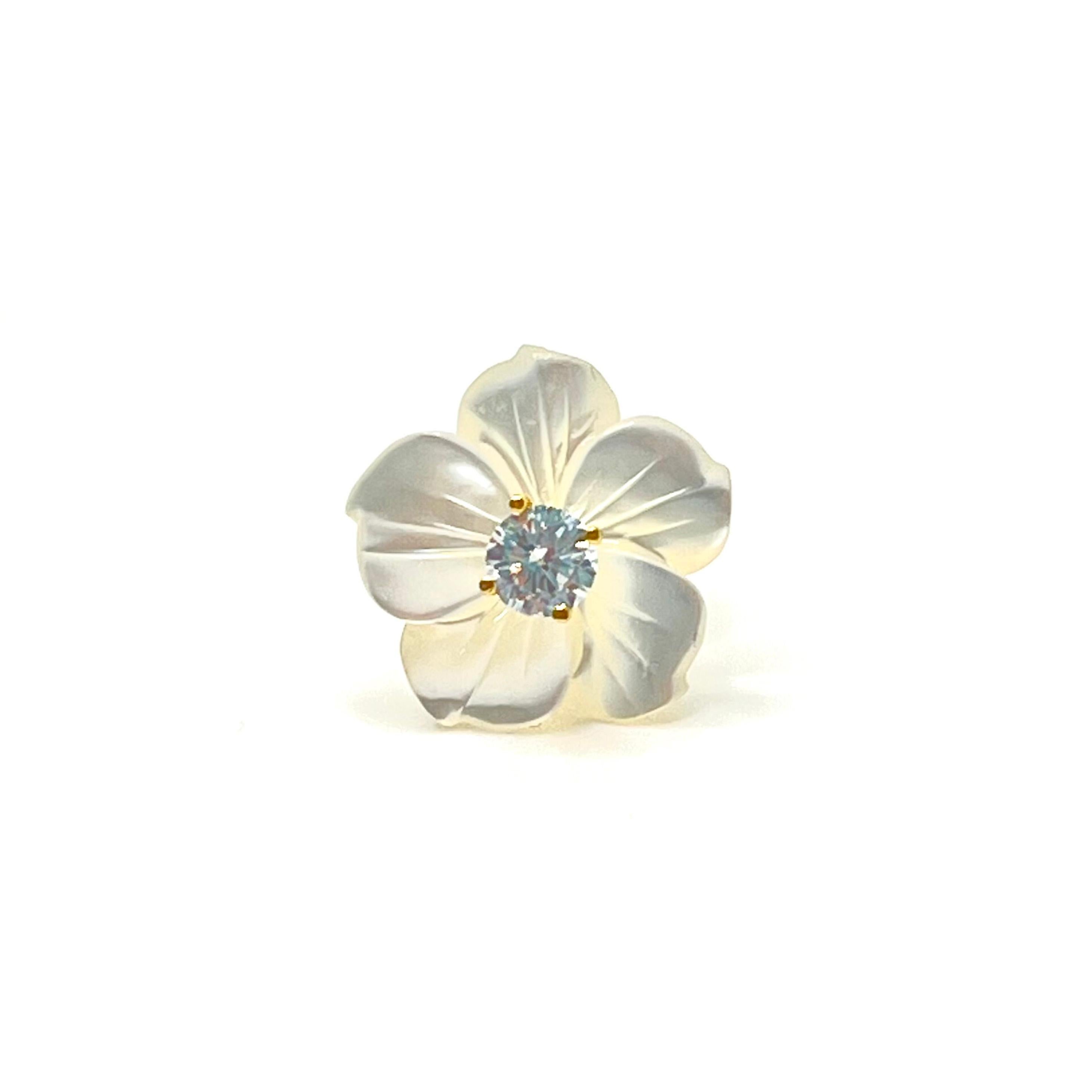 14 mm geschnitzte Perlmutt-Blumen-Vermeil-Ohrringe Damen im Angebot