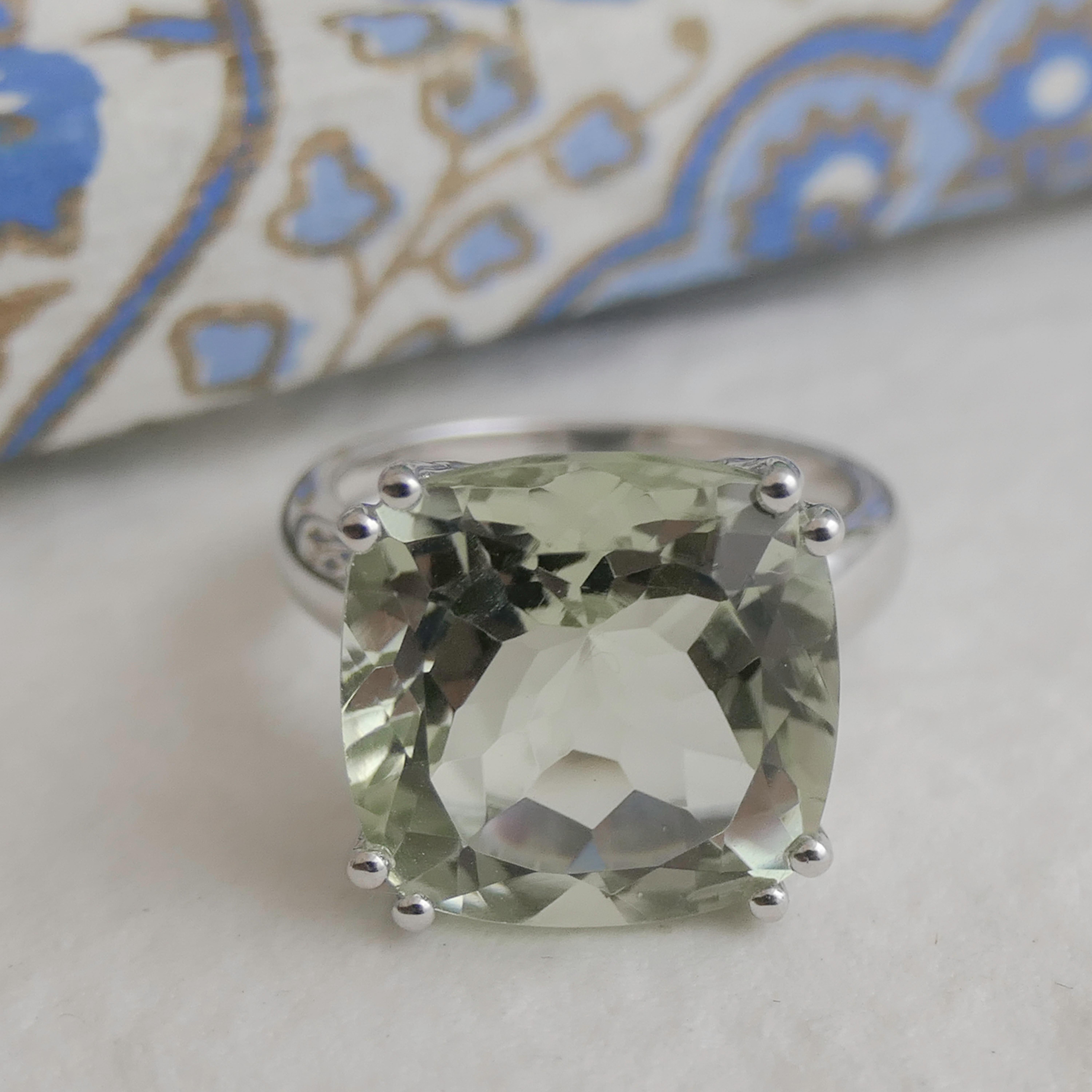L'ametista verde/prasiolite con taglio a cuscino da 14x14 mm è incastonata nell'argento sterling.  

Disponibile nelle taglie 6, 7  e 9.   Comunicami la taglia che desideri al momento dell'ordine.