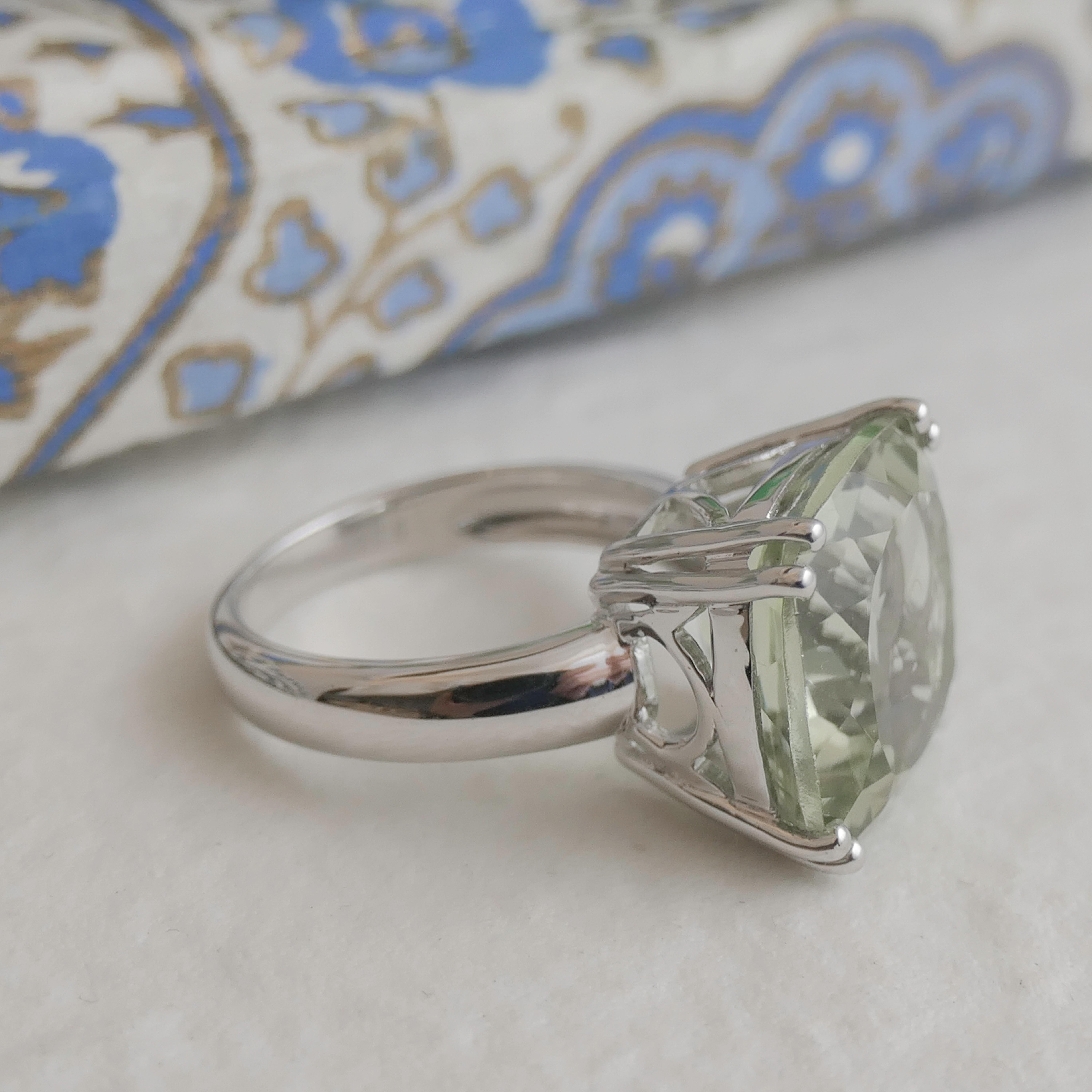Taglio cuscino 14 mm  Anello con dichiarazione di cocktail in argento sterling con ametista verde in vendita