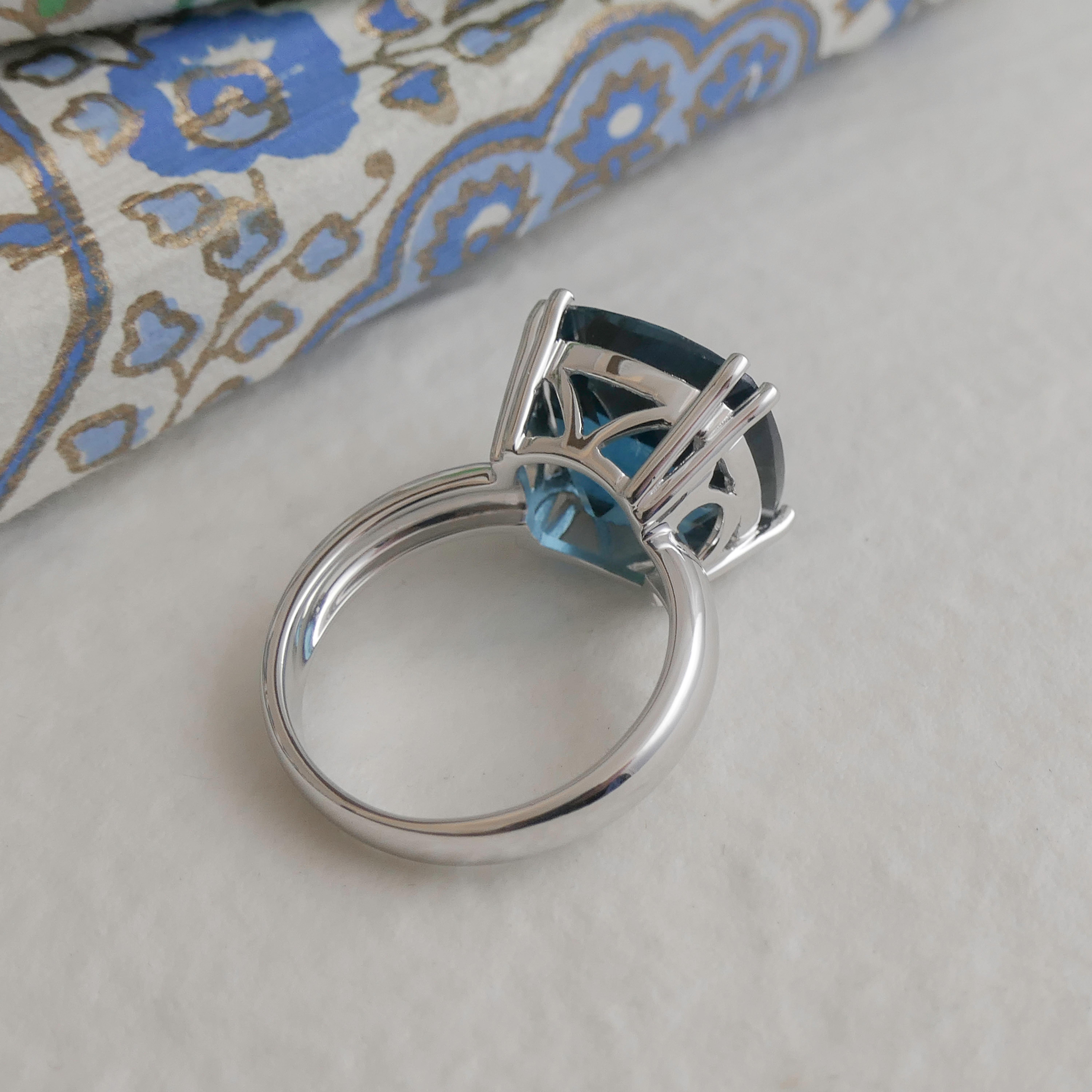 14mm London Blue Topaz Sterling Silver Cocktail Statement Ring In New Condition For Sale In Oslo, 03