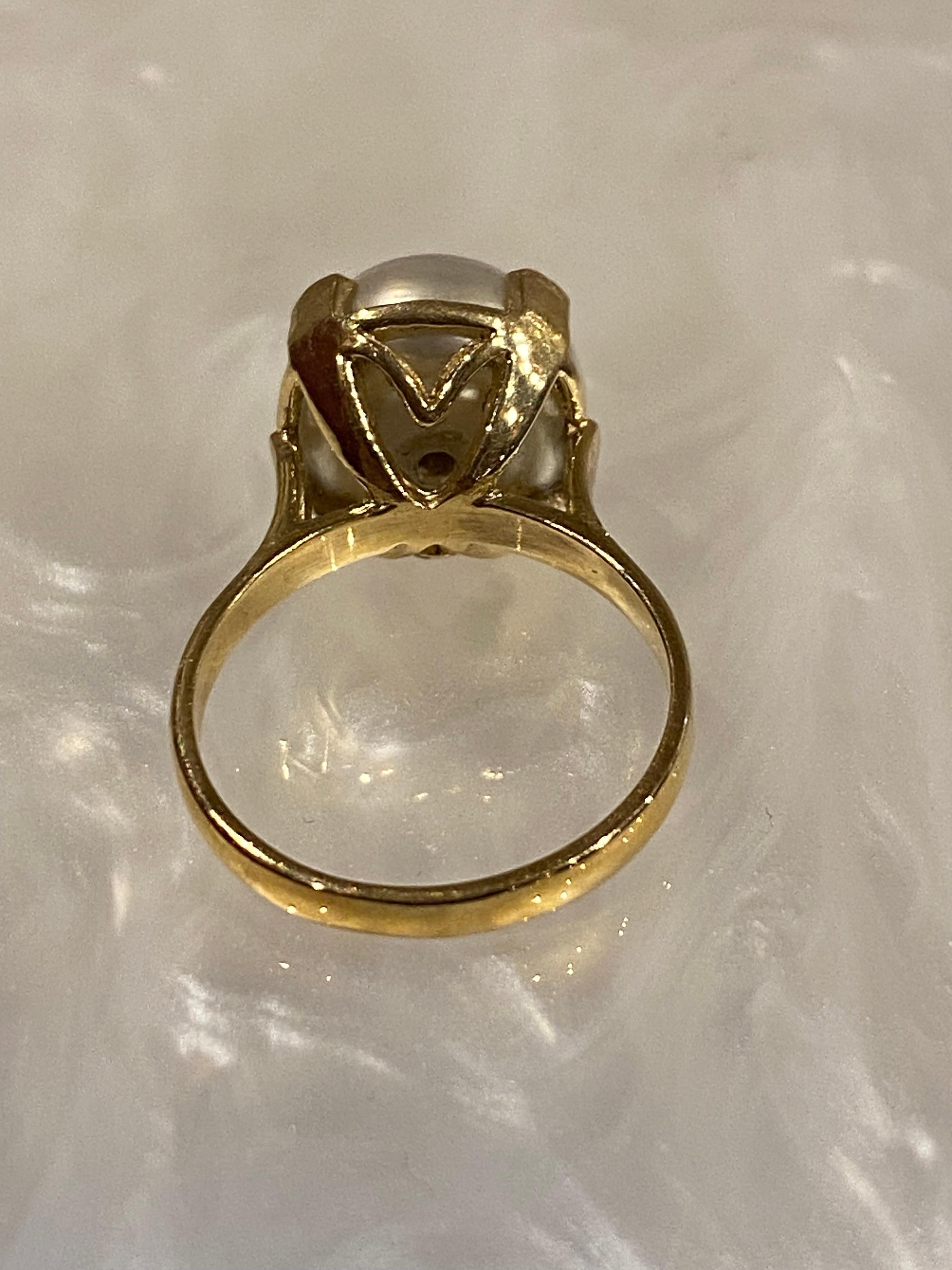 14mm Pearl, Diamond & 18K Yellow Gold Cocktail / Dress Vintage Ring In Excellent Condition For Sale In MELBOURNE, AU