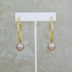 Orecchini a cerchio con perle d'acqua dolce rosa e martellate in oro 18 carati