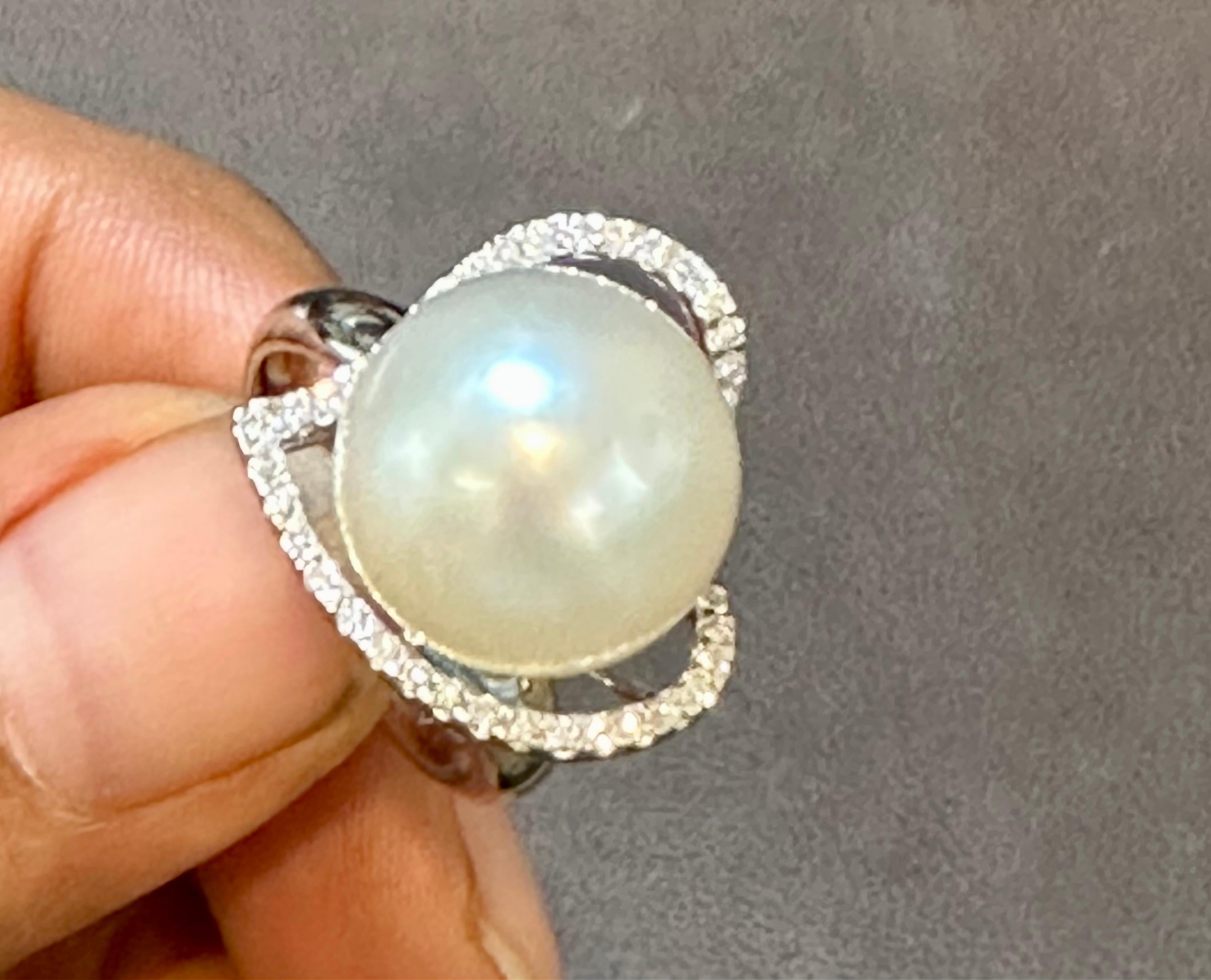 Voici l'exquise bague en forme de cœur de 14 mm en perles blanches rondes des mers du Sud et diamants, une pièce vintage fabriquée en or blanc 18 carats. Cette superbe bague de cocktail met en valeur une magnifique perle de culture des mers du Sud