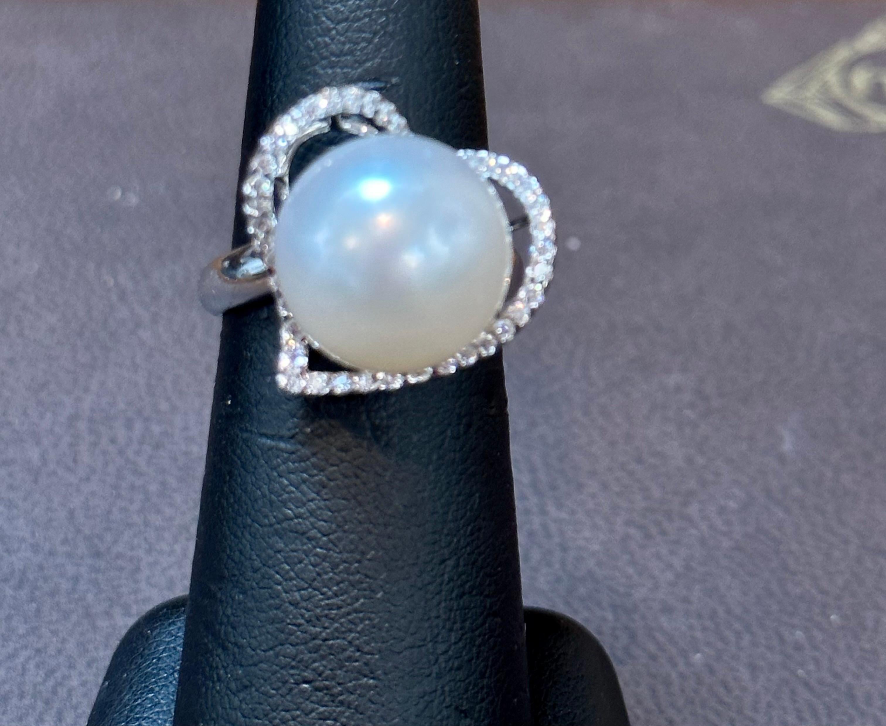 14MM Round White South Sea Pearl & Diamond Heart Ring , 18 K White Gold, Vintage In Excellent Condition For Sale In New York, NY