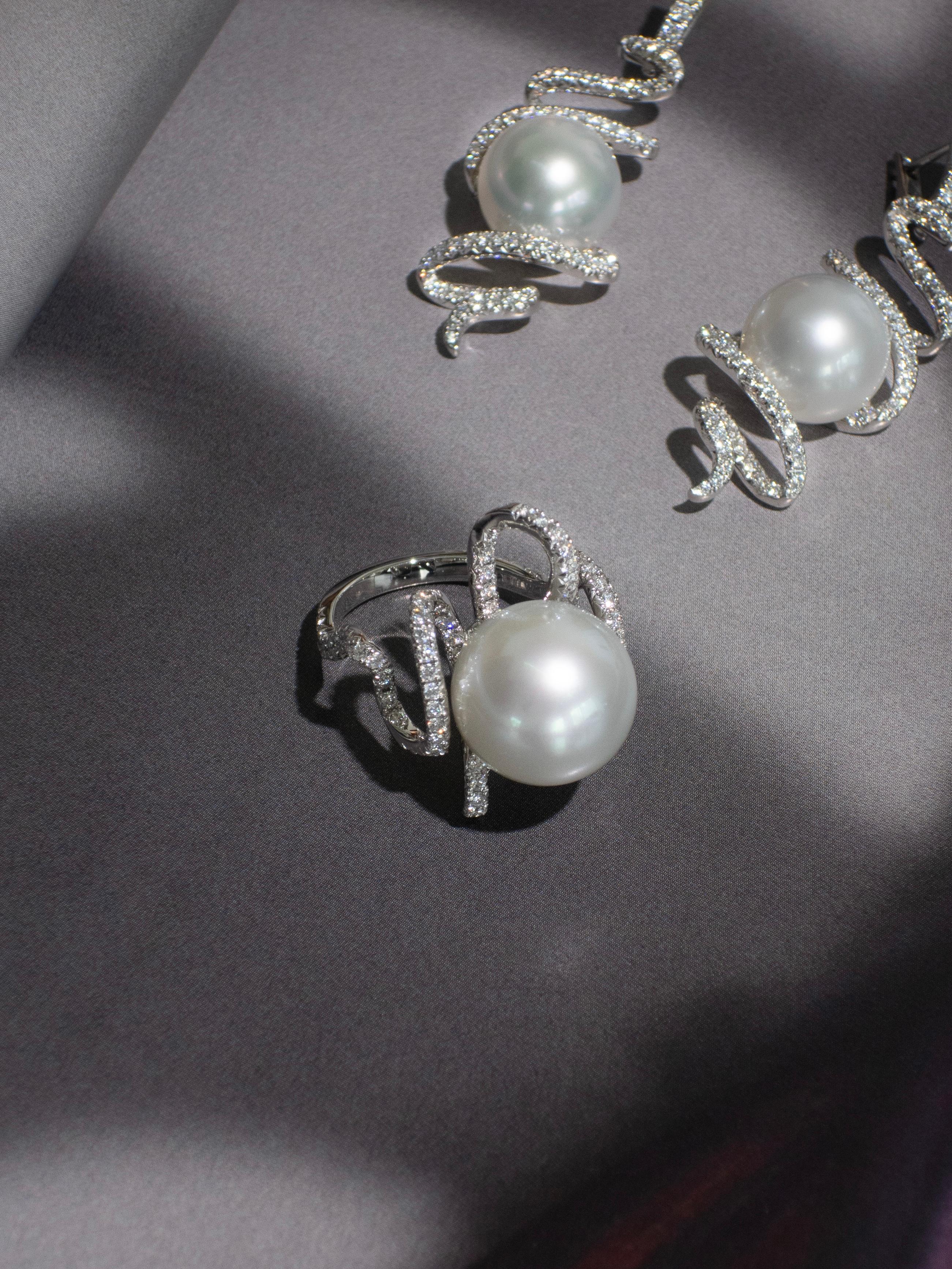 Anello cocktail con perle dei mari del sud e diamanti in oro bianco 18 carati in vendita 5