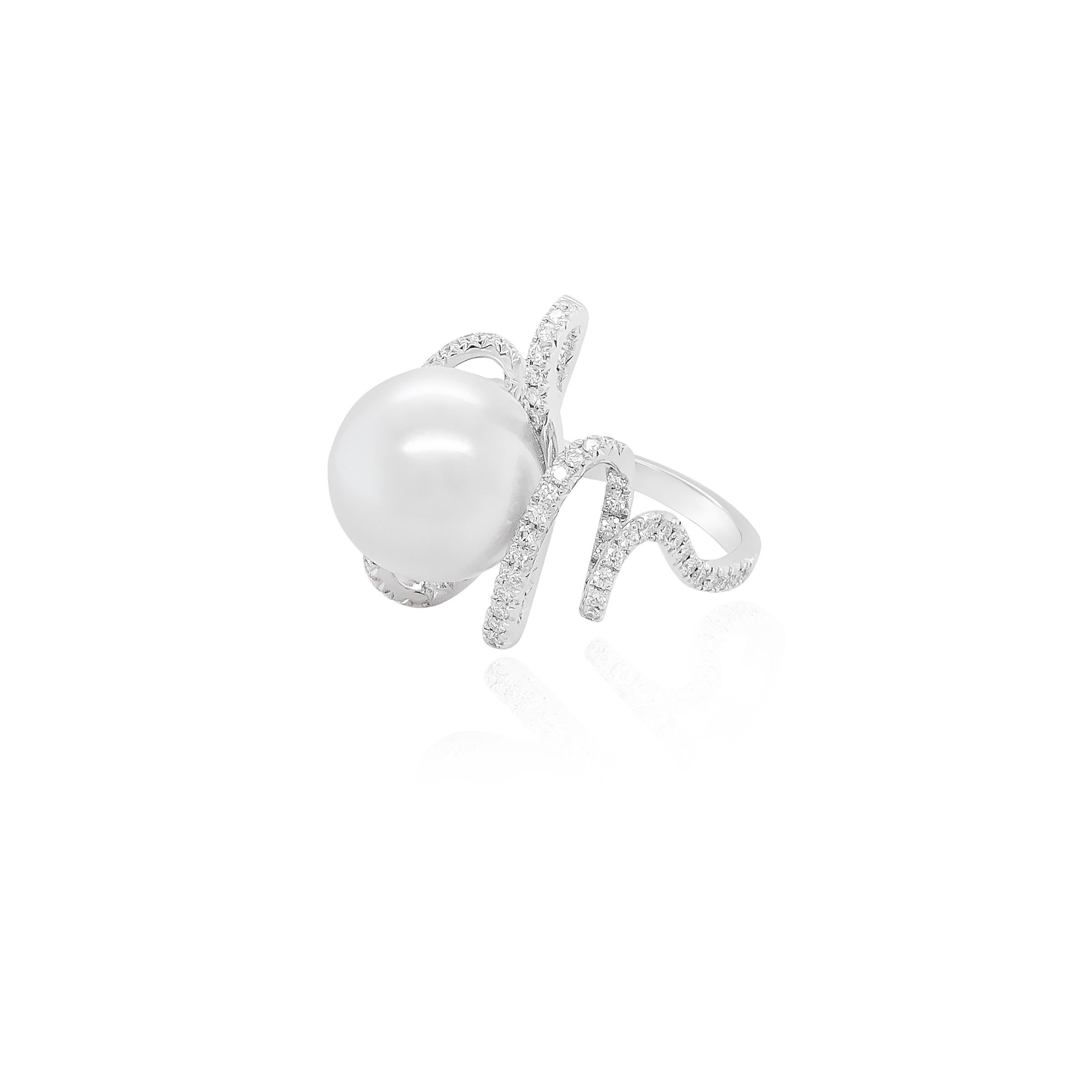 Scopri l'eleganza ridefinita con il nostro squisito anello con perle dei mari del sud e diamanti, una testimonianza di artigianalità e raffinatezza senza tempo. L'anello presenta una lucente perla dei Mari del Sud di 14 mm abbracciata da una
