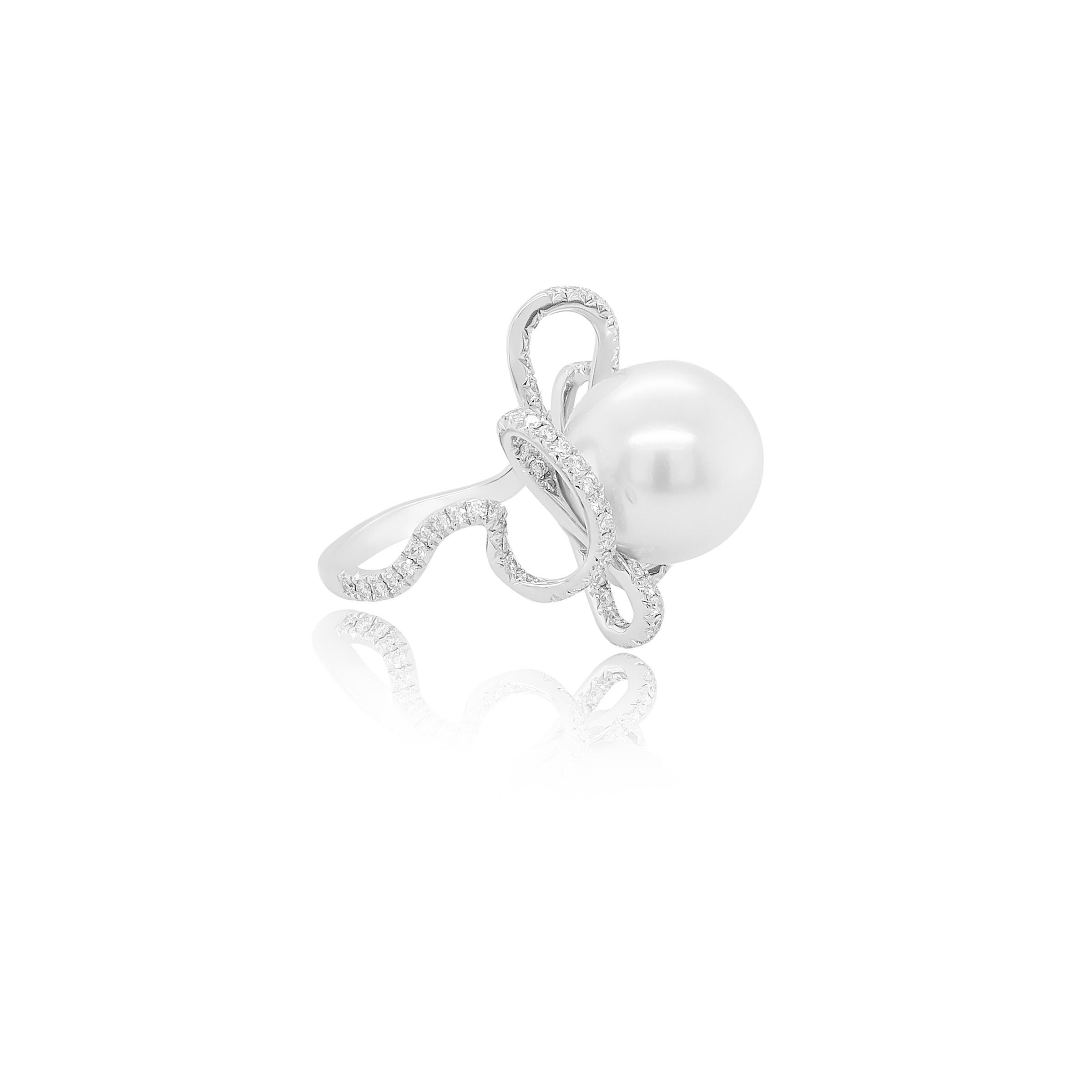 Moderno Anello cocktail con perle dei mari del sud e diamanti in oro bianco 18 carati in vendita