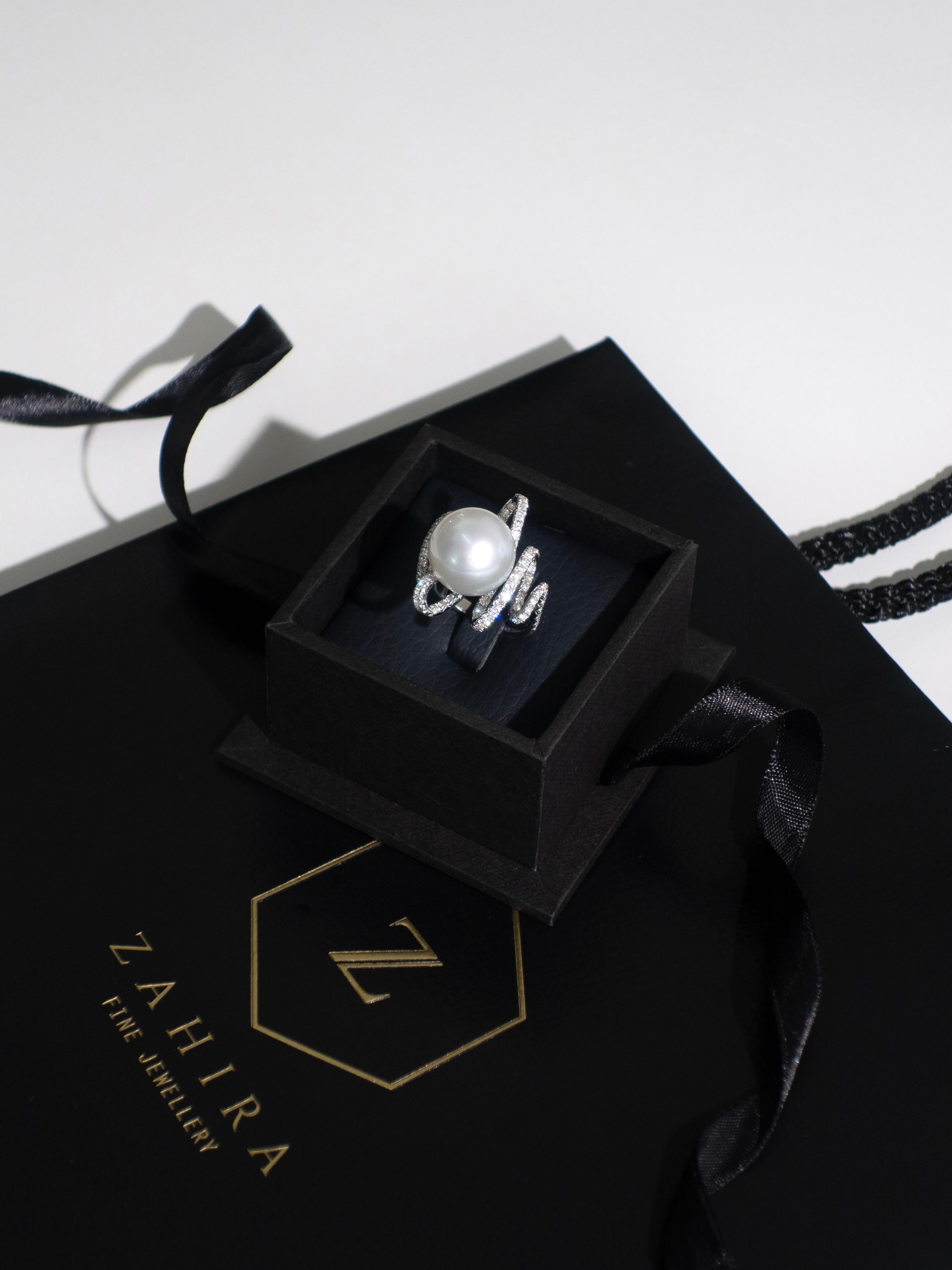 Donna Anello cocktail con perle dei mari del sud e diamanti in oro bianco 18 carati in vendita