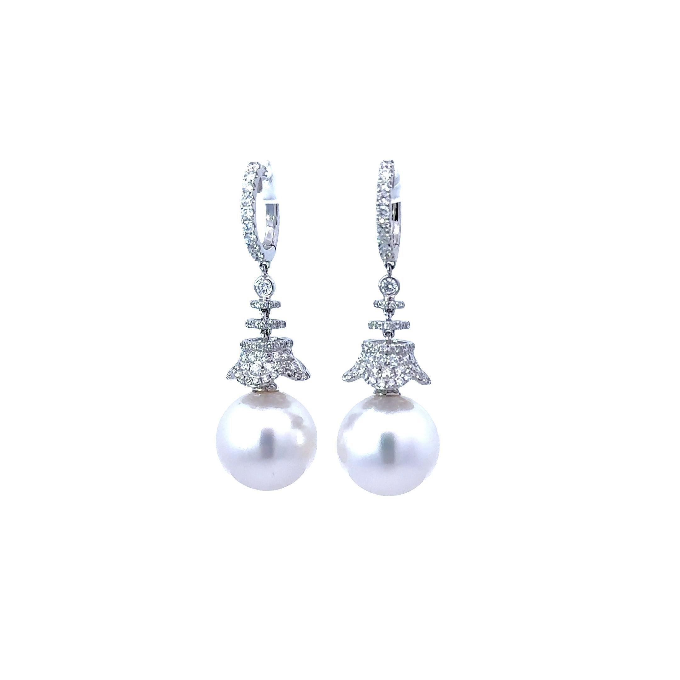 Contemporain Boucles d'oreilles pendantes en or blanc 18k avec diamant et perle des mers du Sud de 14 mm en vente