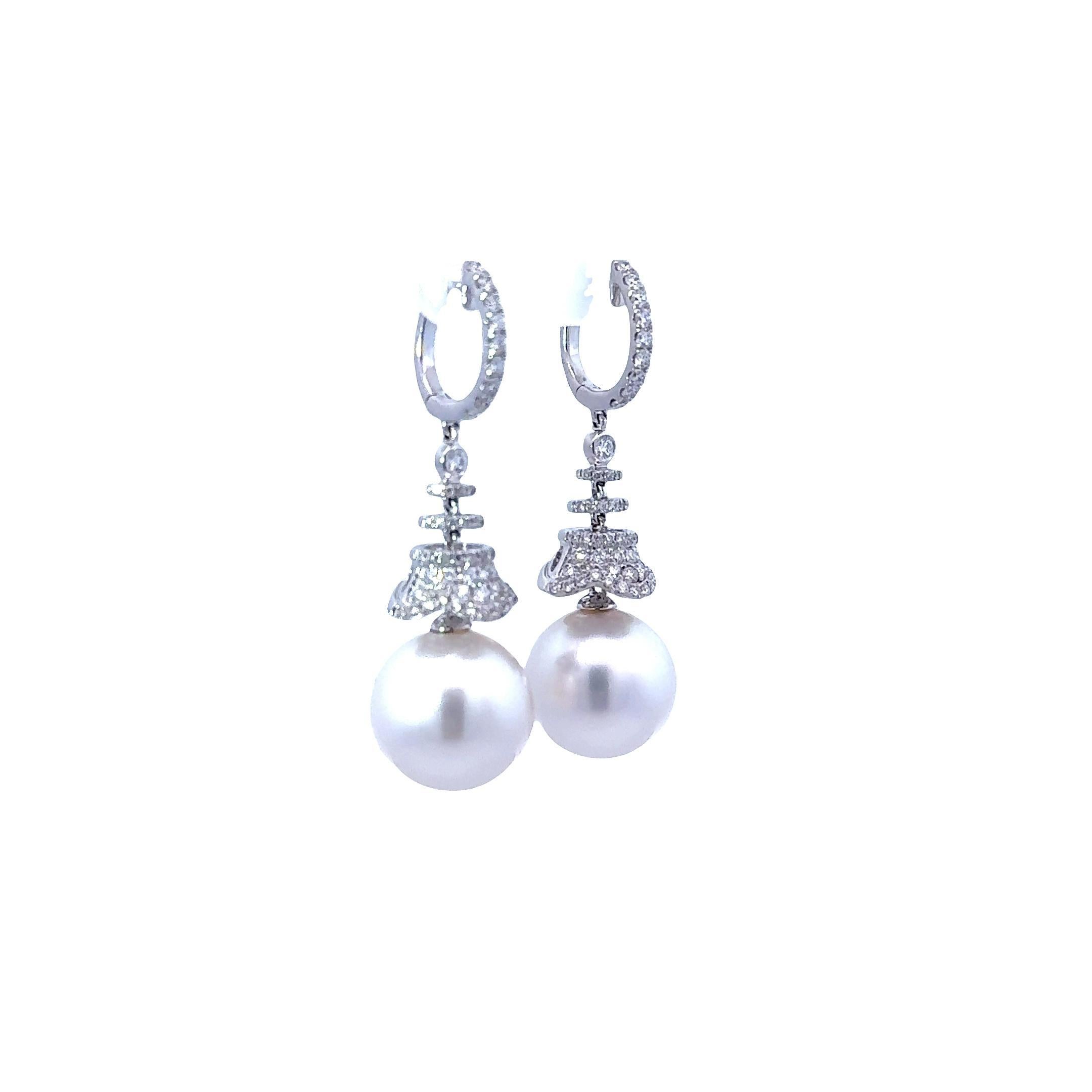 Taille pampille Boucles d'oreilles pendantes en or blanc 18k avec diamant et perle des mers du Sud de 14 mm en vente