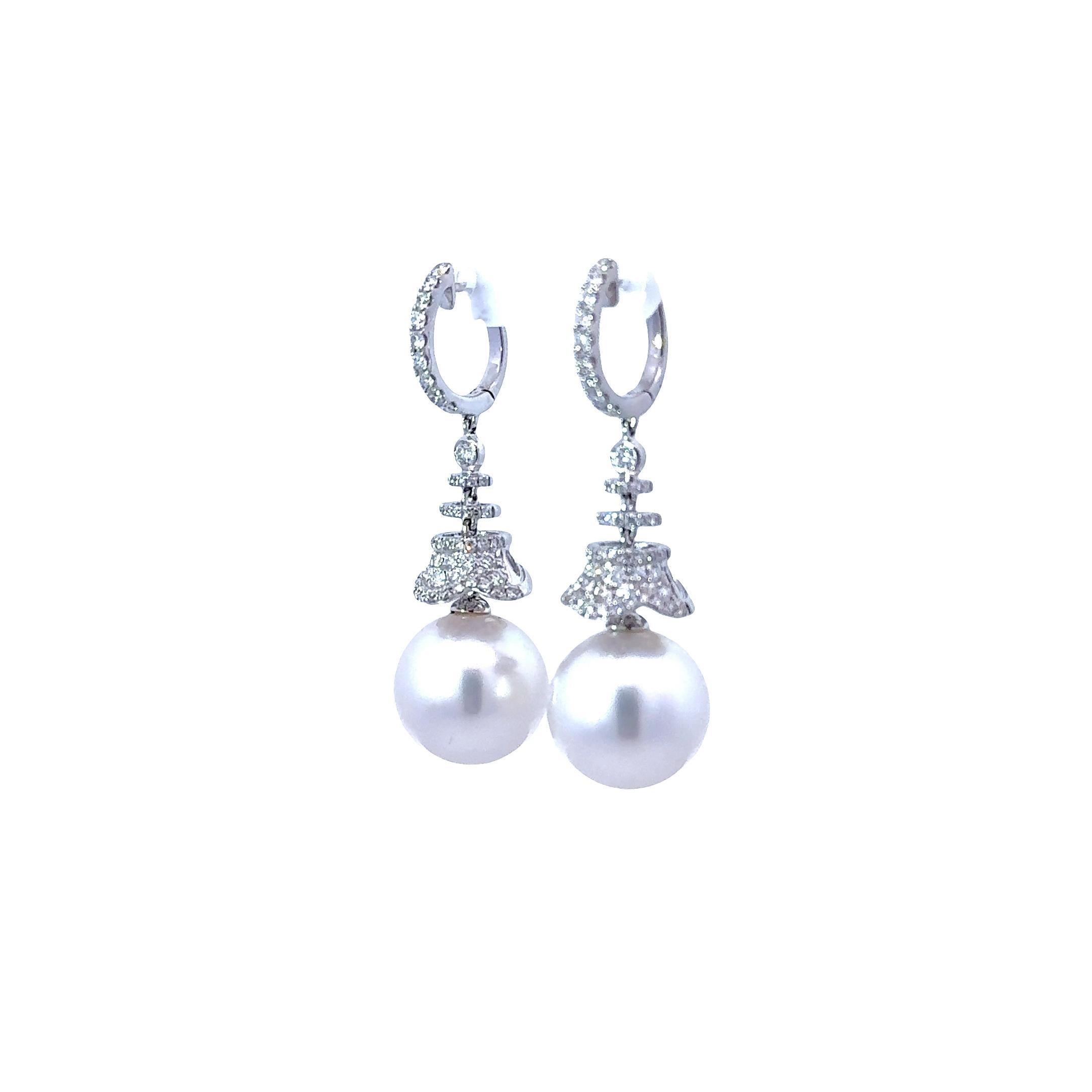 Boucles d'oreilles pendantes en or blanc 18k avec diamant et perle des mers du Sud de 14 mm Excellent état - En vente à Beverly Hills, CA