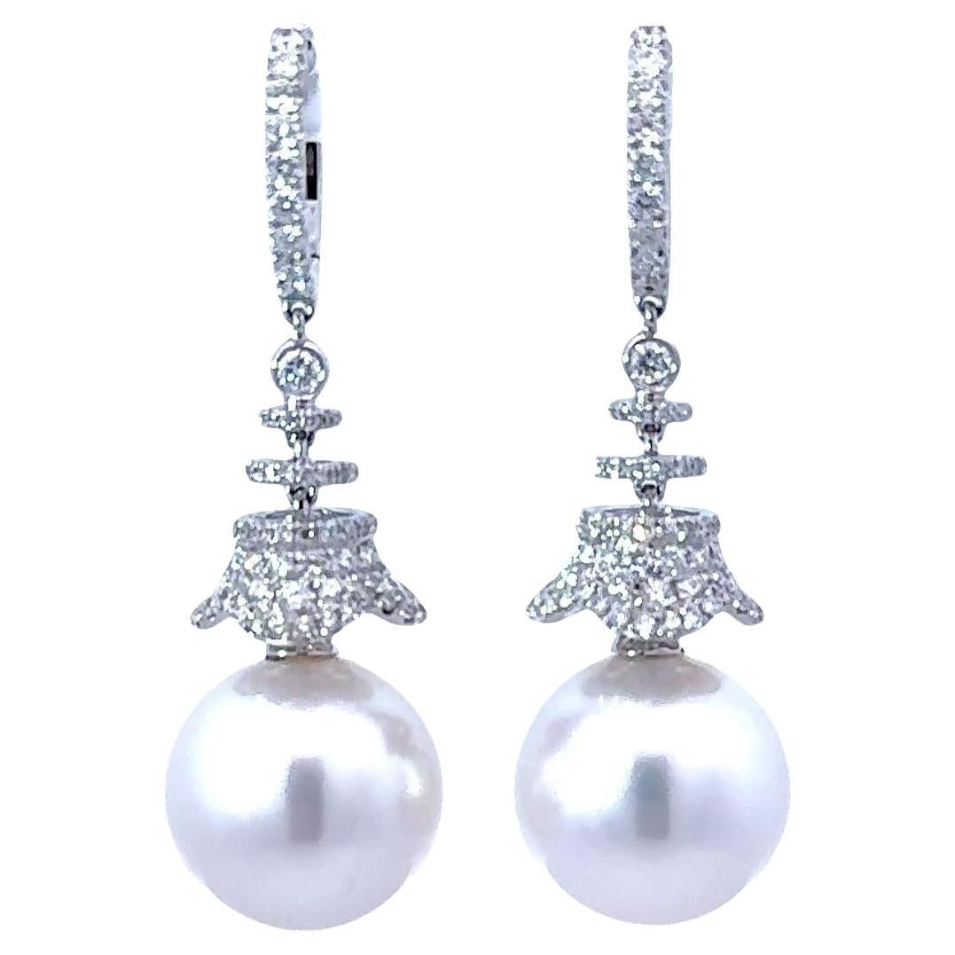 Boucles d'oreilles pendantes en or blanc 18k avec diamant et perle des mers du Sud de 14 mm en vente