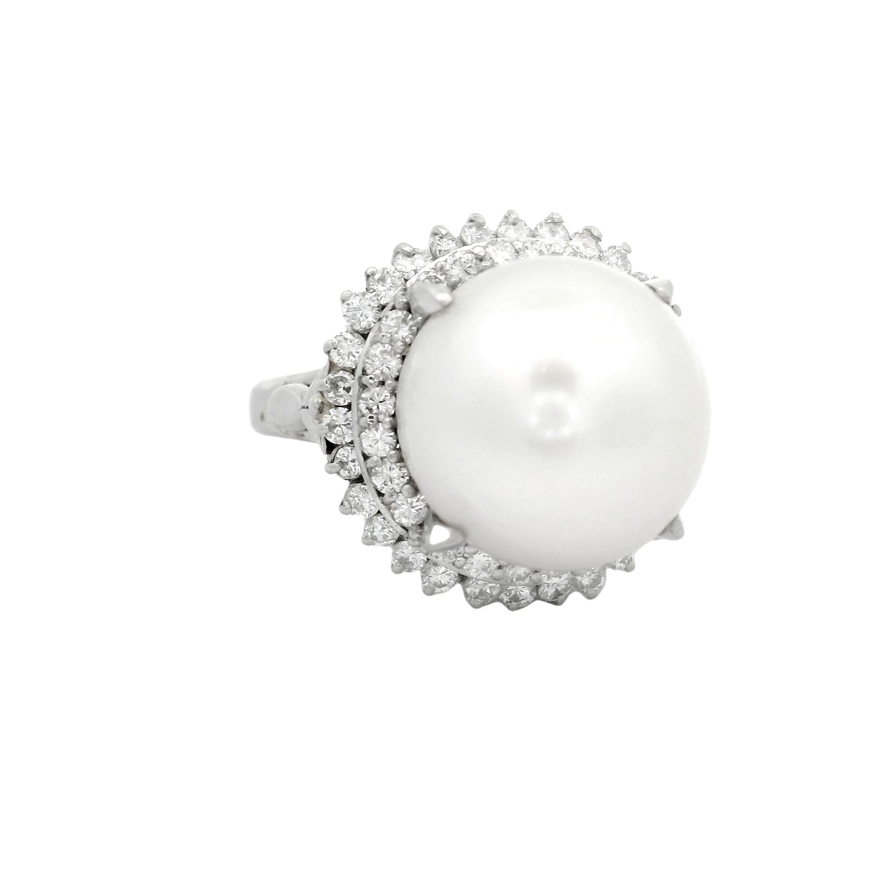 Una straordinaria perla dei mari del sud, di circa 14,0 mm, costituisce il centro di questo anello contemporaneo. La perla, dalla tonalità bianca e dalla forte lucentezza, è circondata da un'aureola di diamanti a taglio rotondo, per un totale di