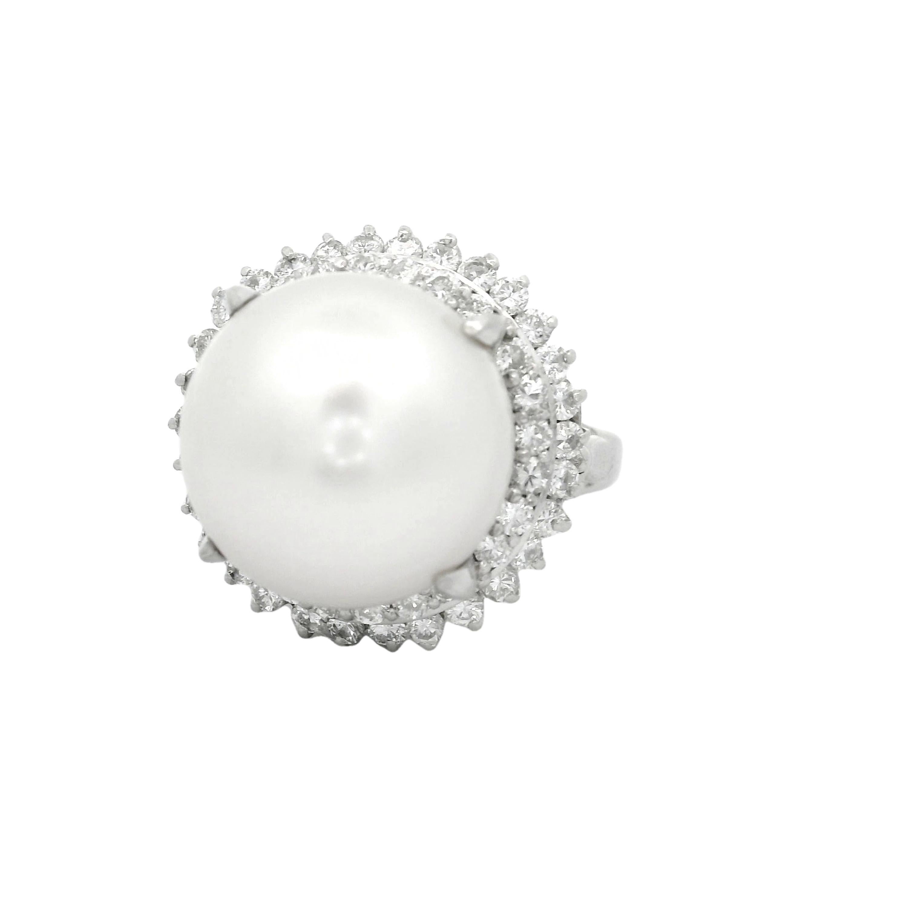 Contemporaneo Anello in platino con doppia corona di diamanti e perle bianche dei mari del sud da 14 mm in vendita