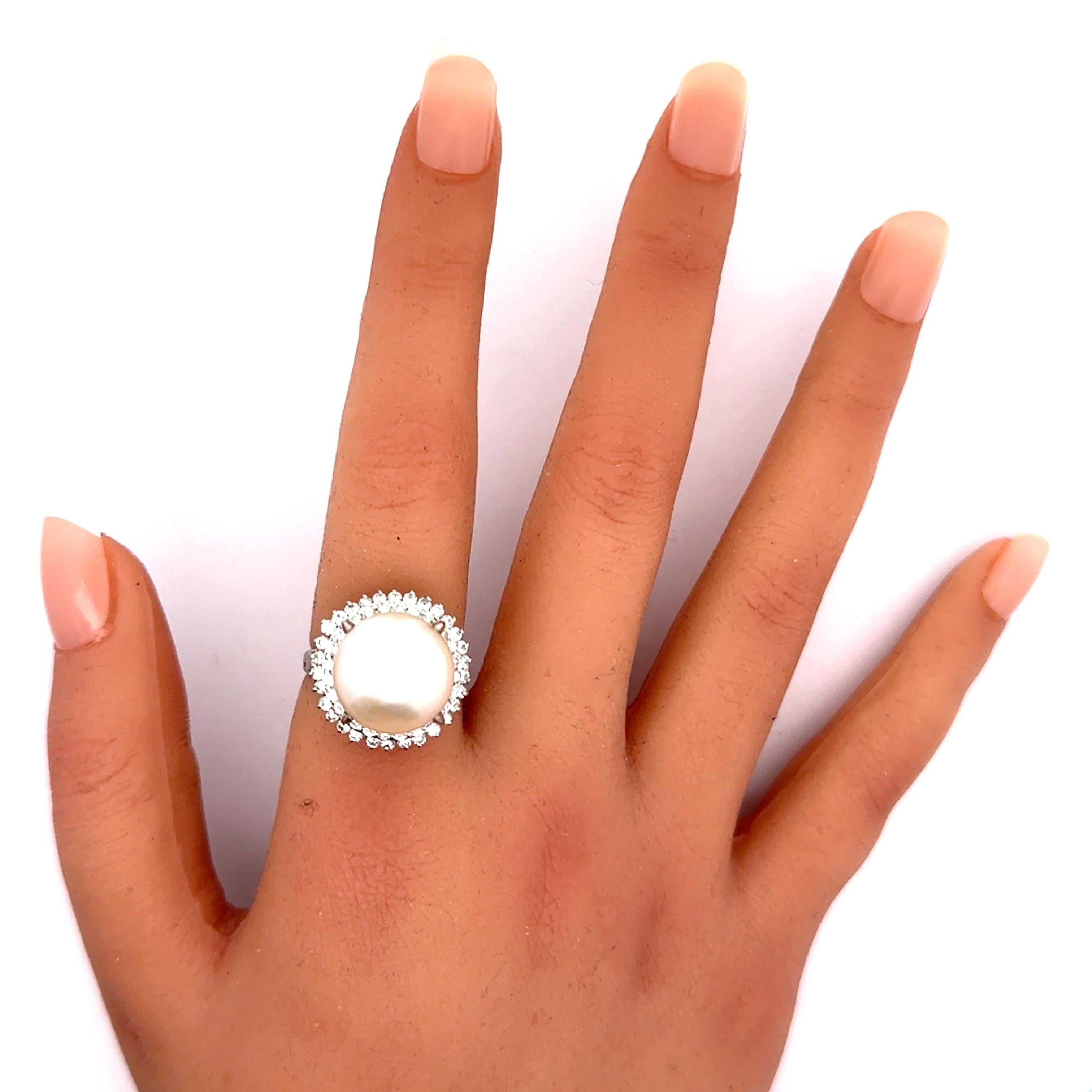 Taglio a sfera Anello in platino con doppia corona di diamanti e perle bianche dei mari del sud da 14 mm in vendita