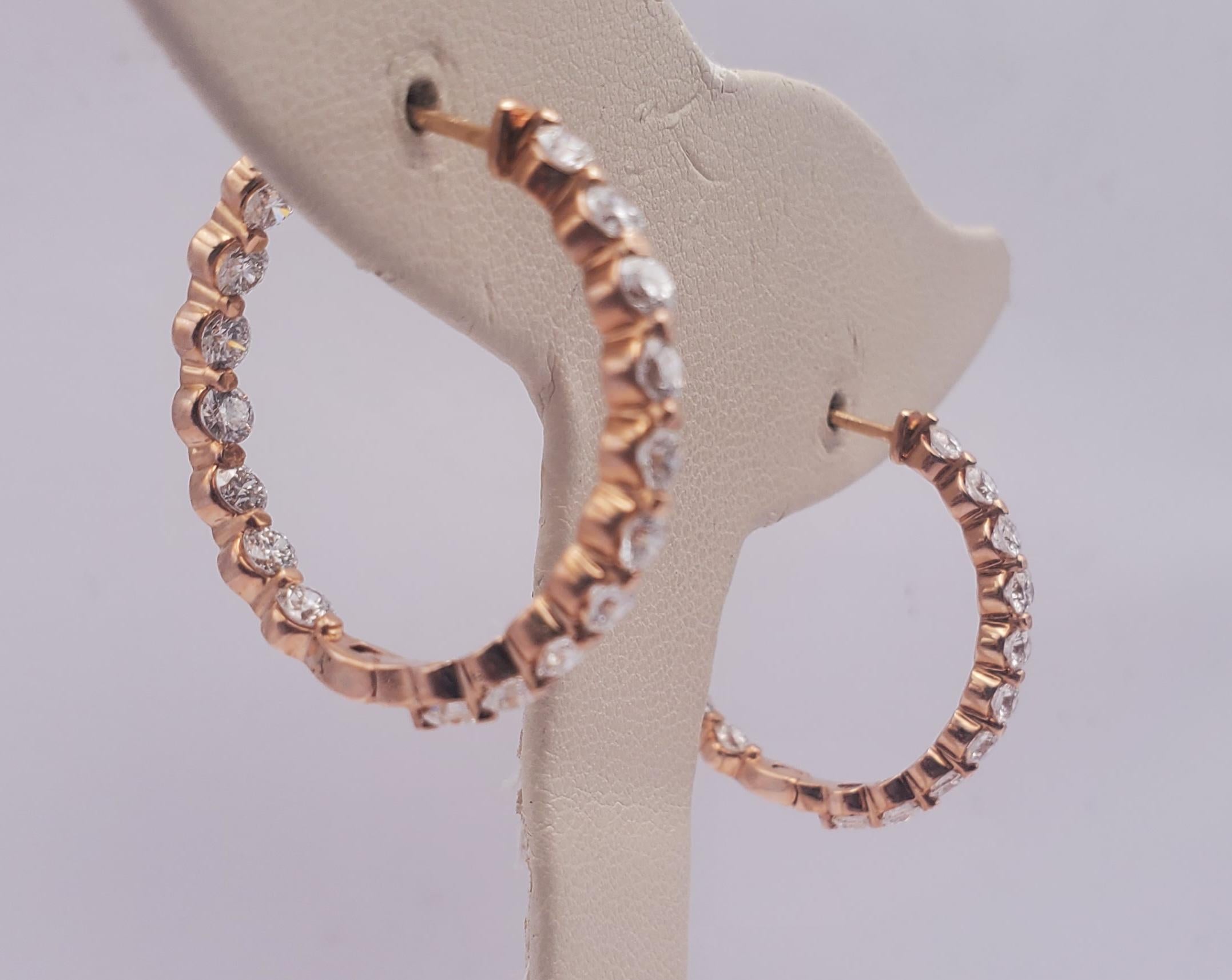 Round Cut 14R 2.89tw Natural Round Diamond In & Out Single Shared Prong Hoop Earrings For Sale