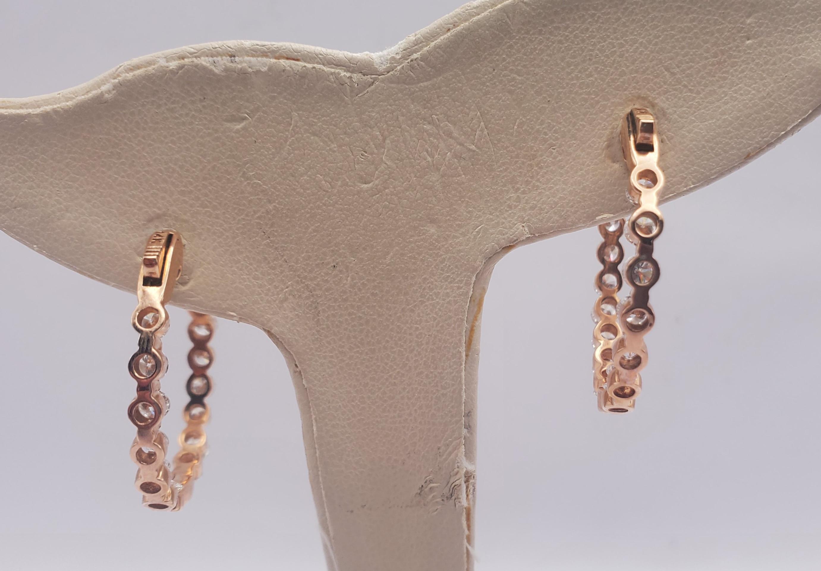 14R 2.89tw Natural Round Diamond In & Out Single Shared Prong Hoop Earrings In Good Condition For Sale In Pittsburgh, PA