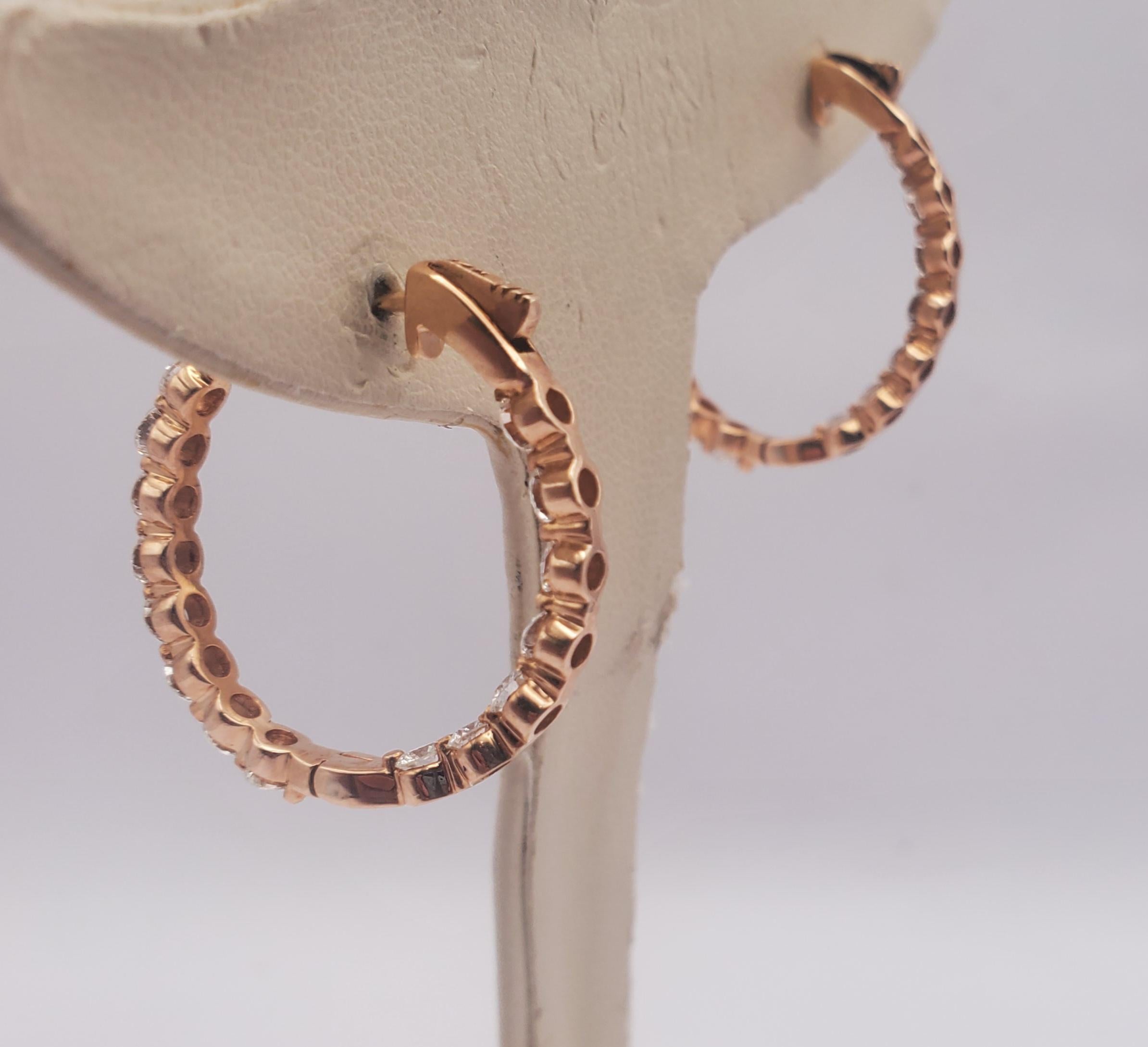 Women's or Men's 14R 2.89tw Natural Round Diamond In & Out Single Shared Prong Hoop Earrings For Sale