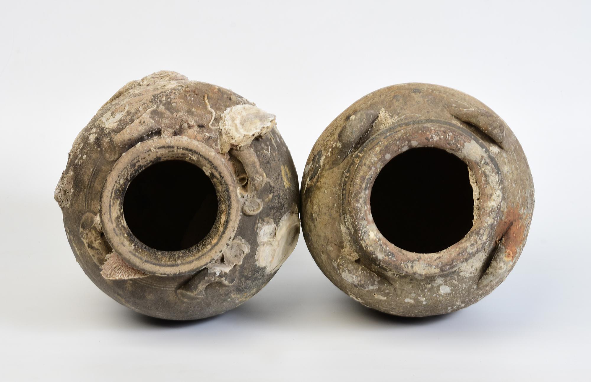 14th-16th C., A Pair of Antique Sukhothai Pottery Jars with Shell from Shipwreck For Sale 7