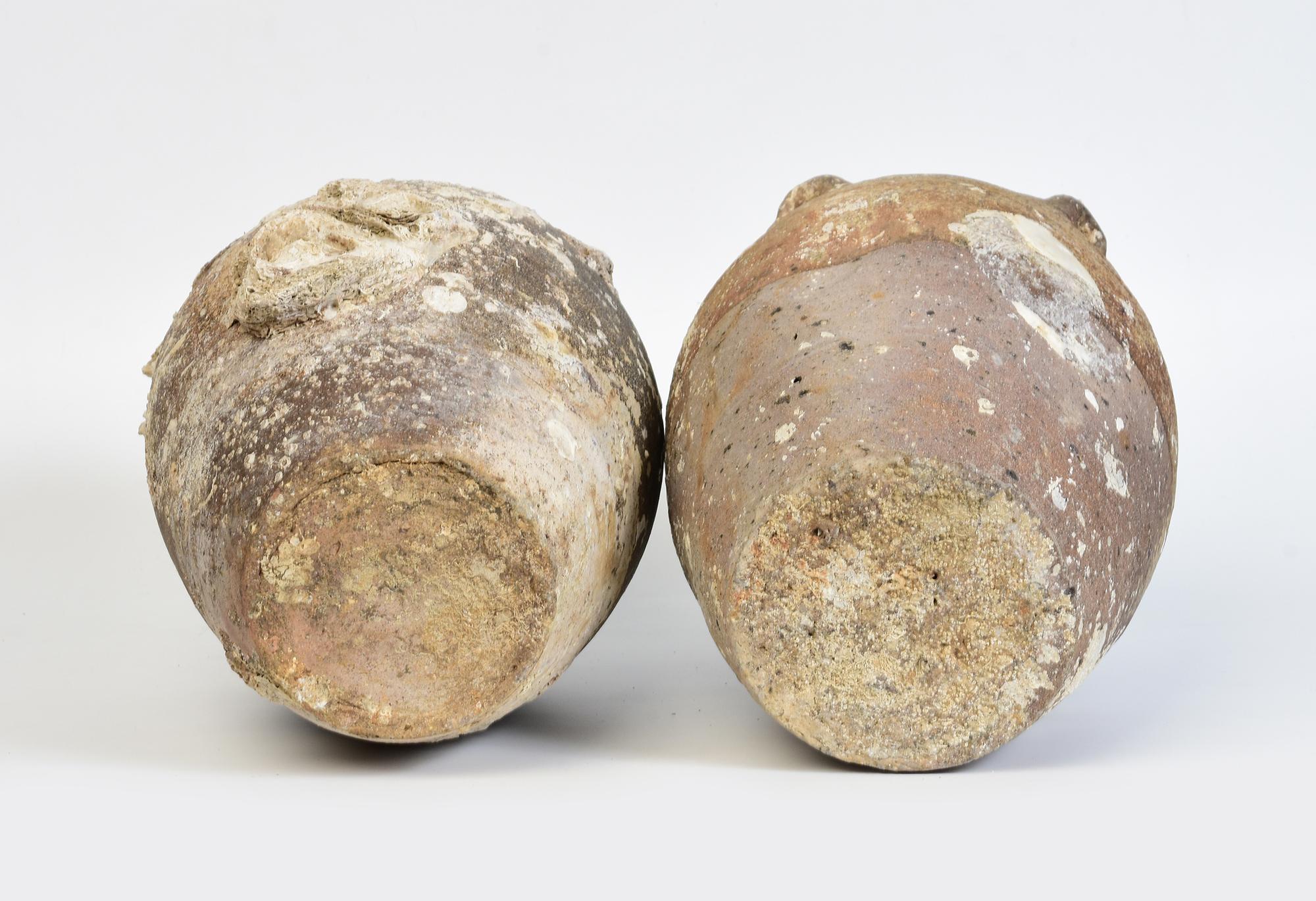 14th-16th C., A Pair of Antique Sukhothai Pottery Jars with Shell from Shipwreck For Sale 8