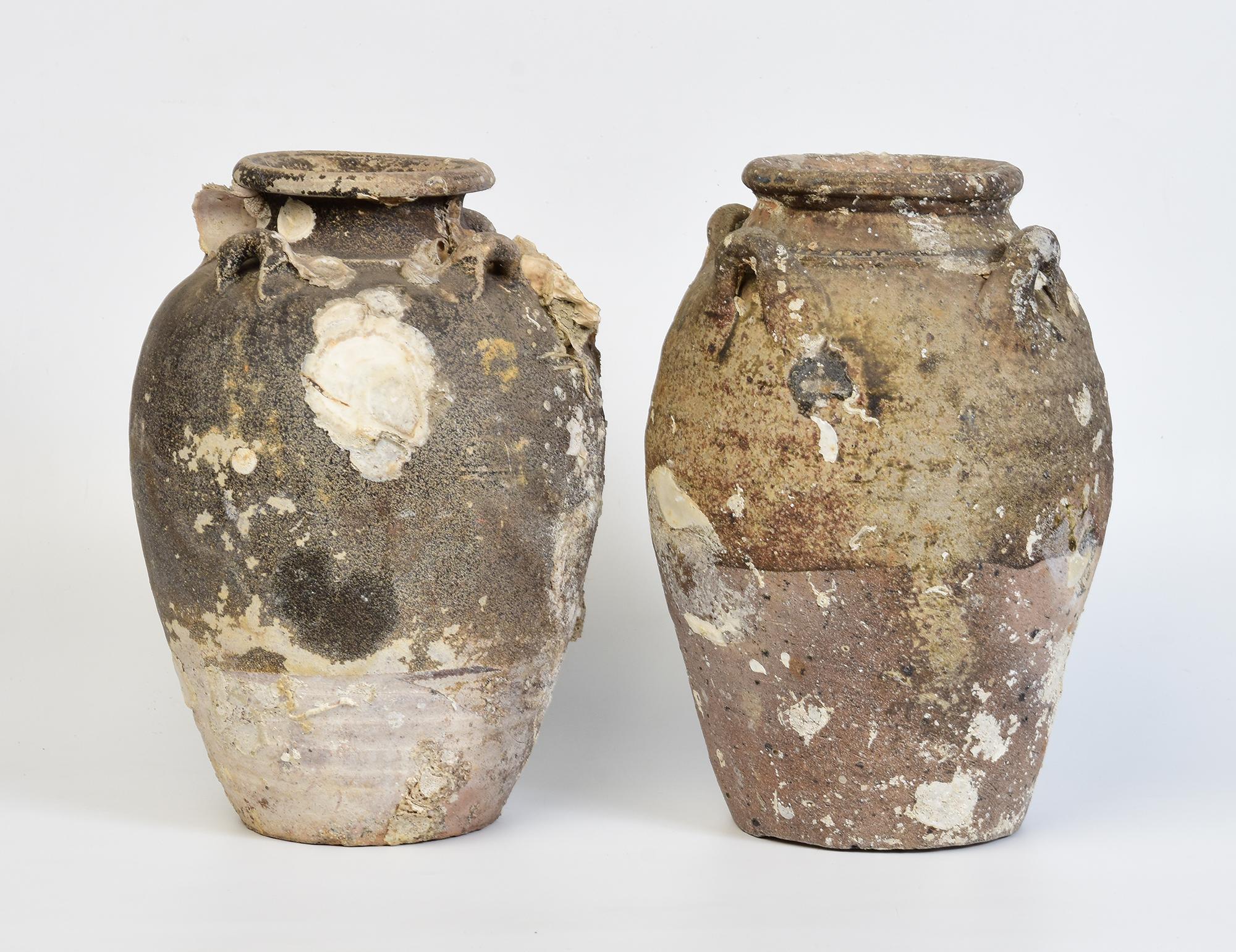 14th-16th C., A Pair of Antique Sukhothai Pottery Jars with Shell from Shipwreck For Sale 1