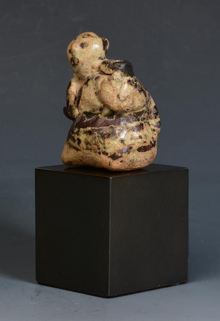 14th-16th C., Sukhothai, Antique Thai Glazed Stoneware Hunchback Water Dropper For Sale 1