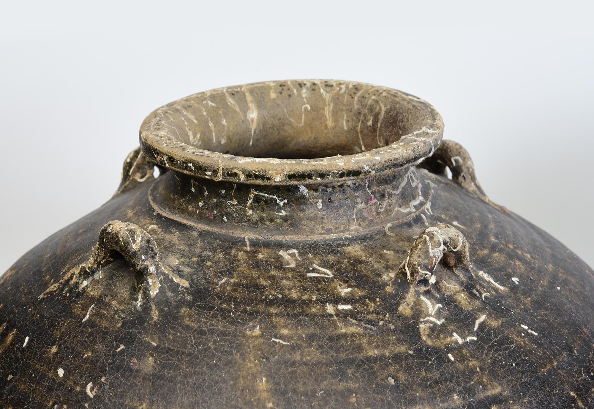 Paire de jarres anciennes en poterie de Sukhothai à glaçure brune, avec glaçure naturelle sur le corps, coquillage naturel et bernacle provenant d'une épave.

Âge : Thaïlande, période Sukhothai, 14e - 16e siècle
Taille : Hauteur 37 - 38 C.M. /