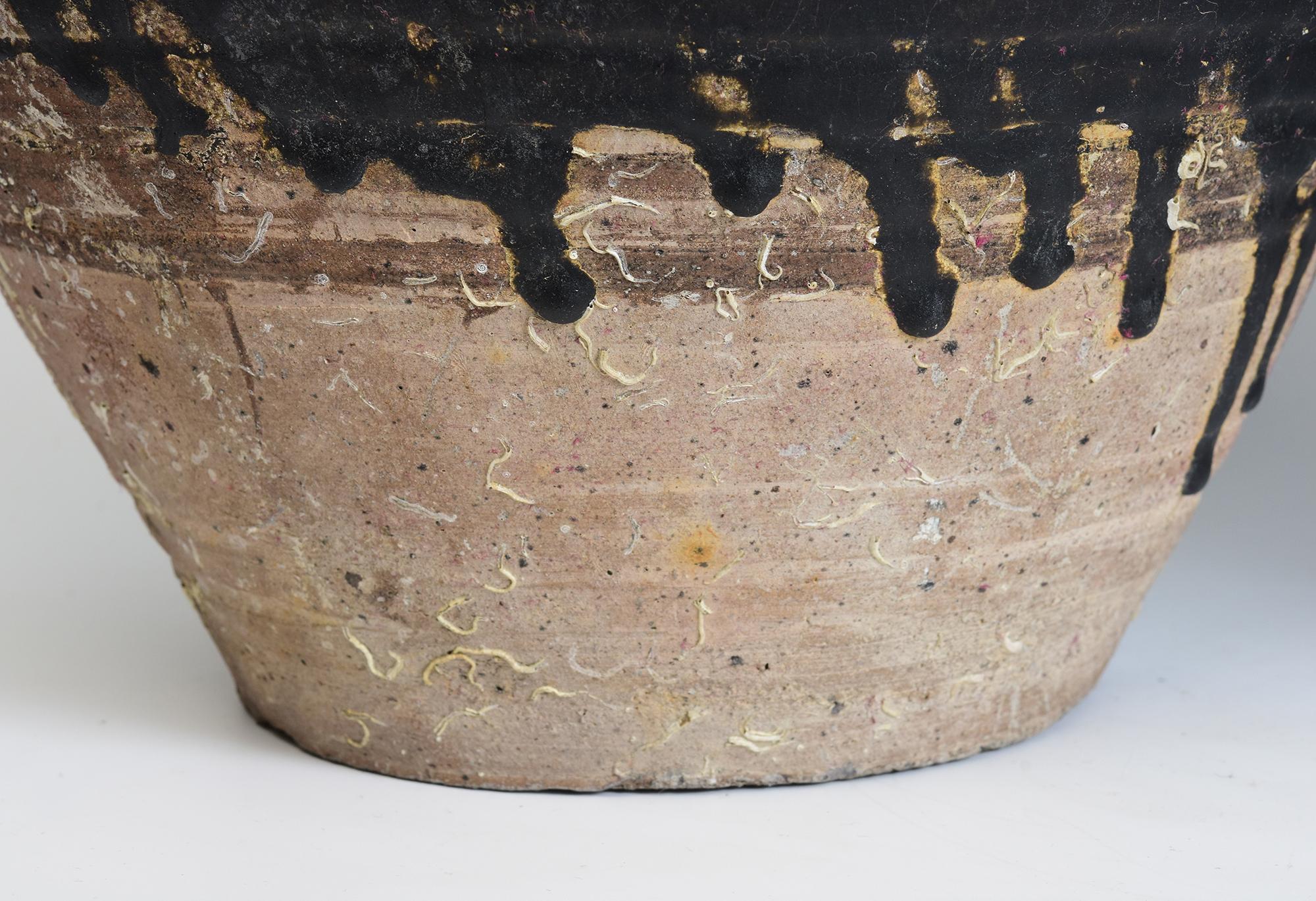 14e-16e siècle, Paire de jarres antiques en poterie de Sukhothai à glaçure brune Bon état - En vente à Sampantawong, TH