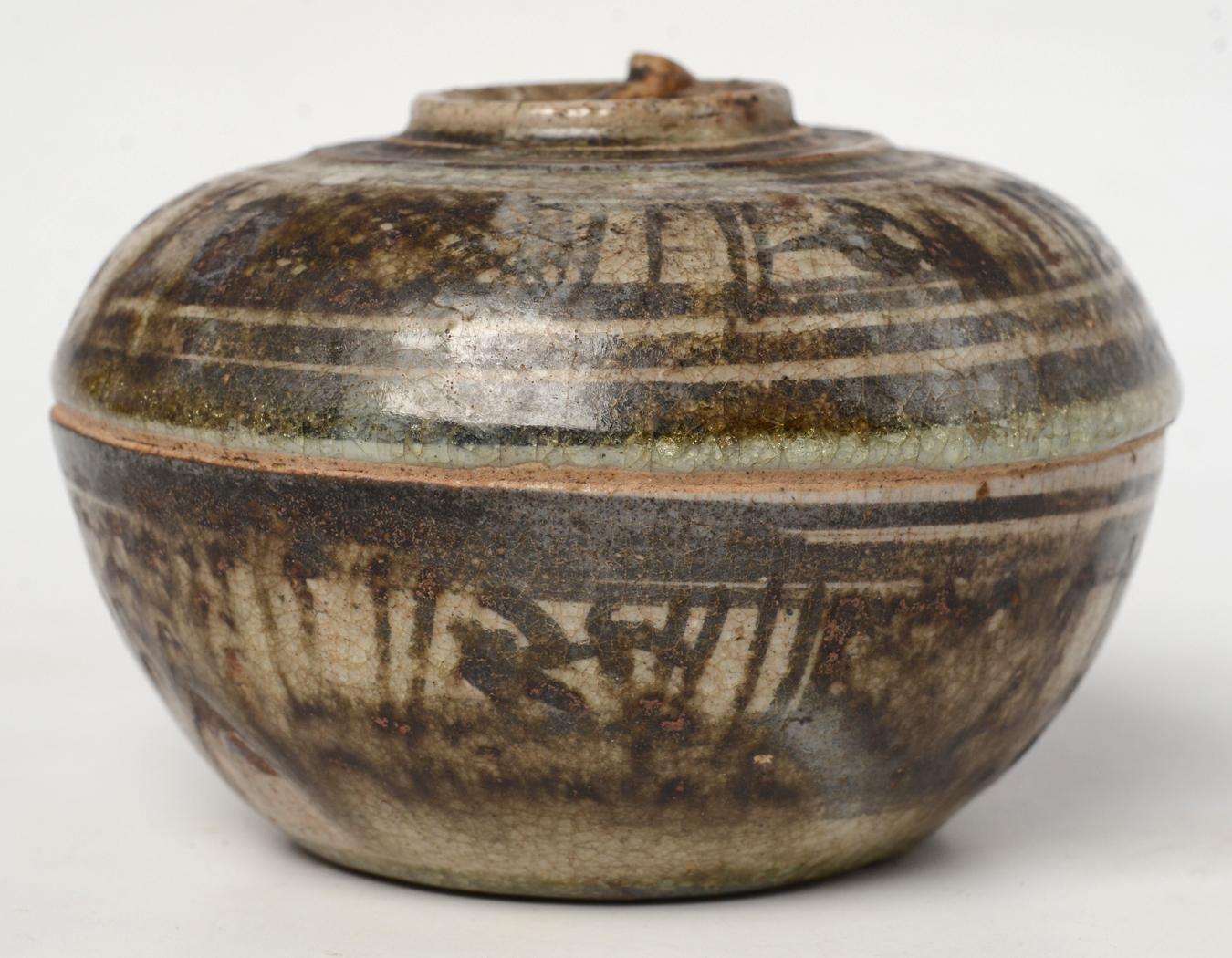 14th - 16th Century, Antique Thai Sukhothai Ceramic Covered Bowl in Fruit Shape In Good Condition For Sale In Sampantawong, TH