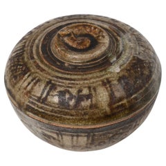 Antike thailändische Sukhothai-Schale in Obstform aus Keramik mit Deckel aus dem 14. bis 16. Jahrhundert