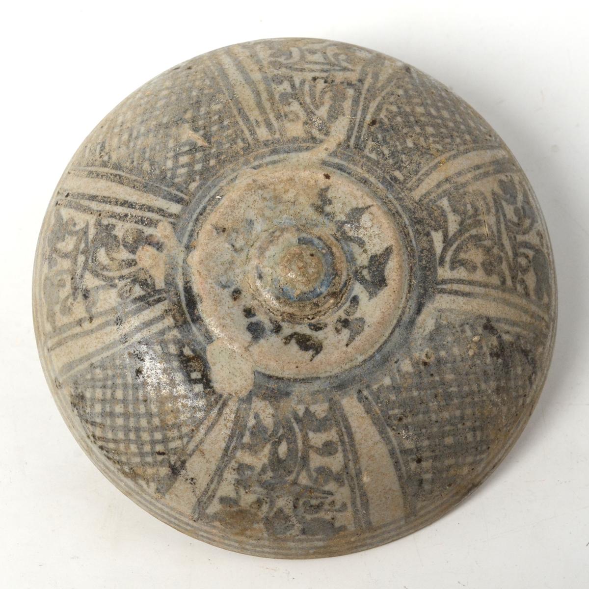14th - 16th Century, Sukhothai, Antique Thai Sukhothai Ceramic Covered Bowl For Sale 5