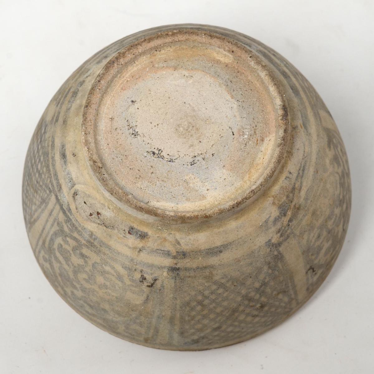 14th - 16th Century, Sukhothai, Antique Thai Sukhothai Ceramic Covered Bowl For Sale 6