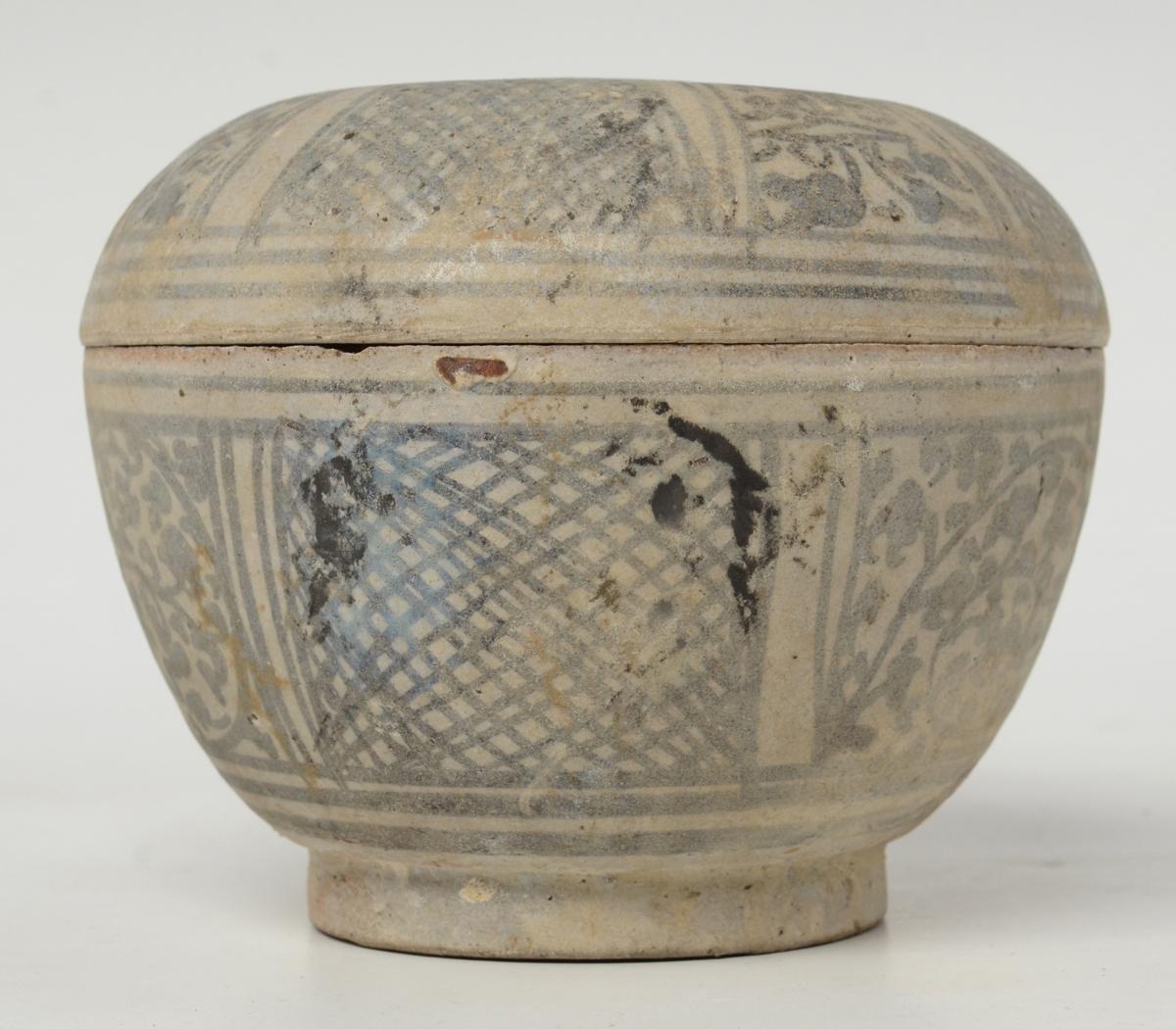 14th - 16th Century, Sukhothai, Antique Thai Sukhothai Ceramic Covered Bowl In Good Condition For Sale In Sampantawong, TH